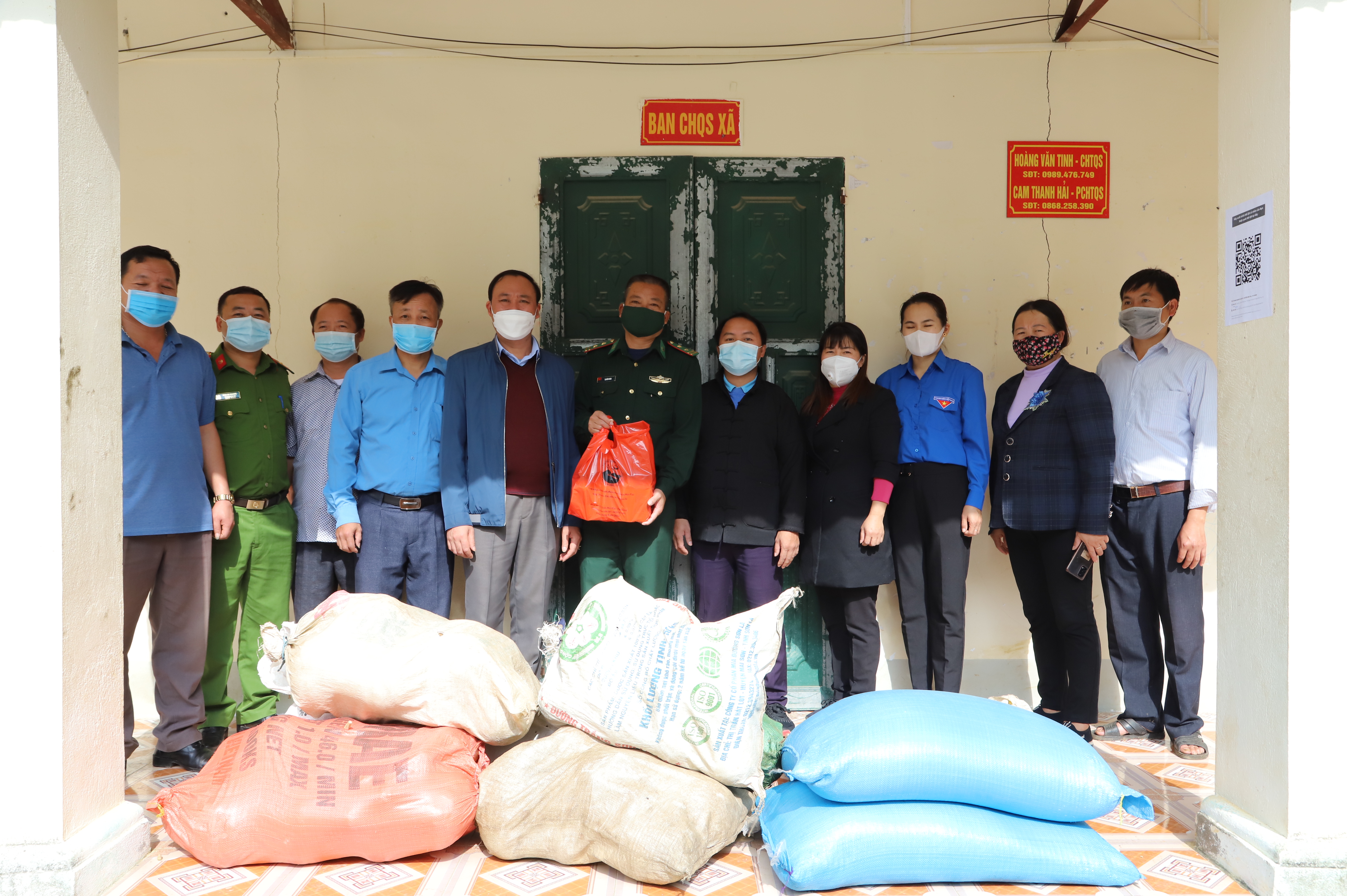 Trao nhu yếu phẩm phục vụ công tác phòng chống dịch tại UBND xã Sơn Vĩ