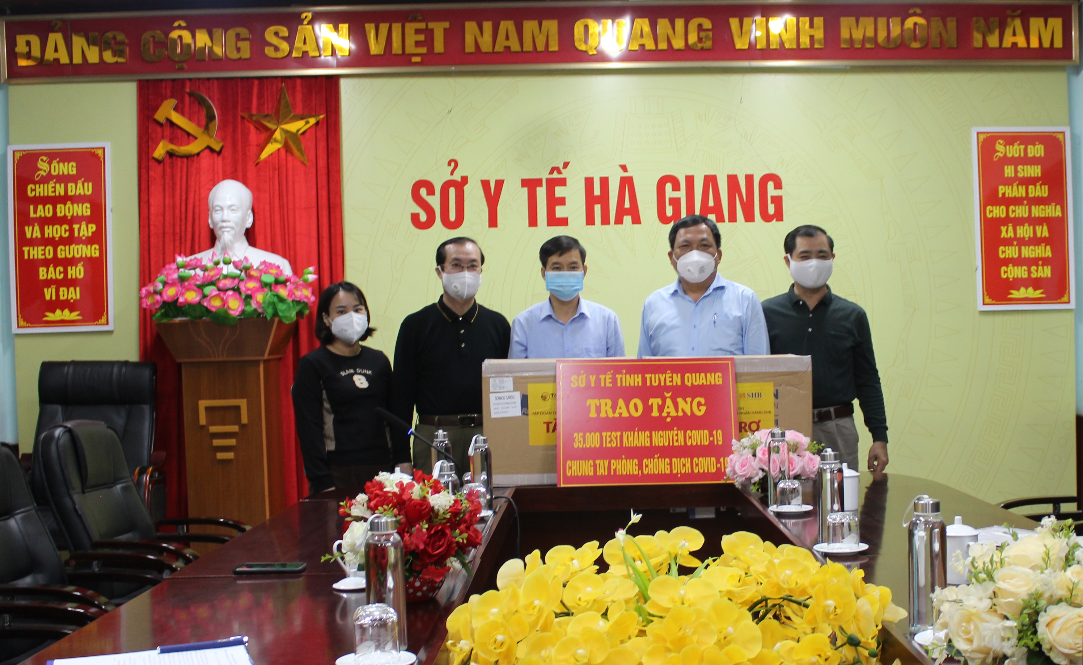 Đại diện Sở Y tế Hà Giang tiếp nhận test nhanh kháng nguyên SARS-CoV-2 do Sở Y tế tỉnh Tuyên Quang trao tặng