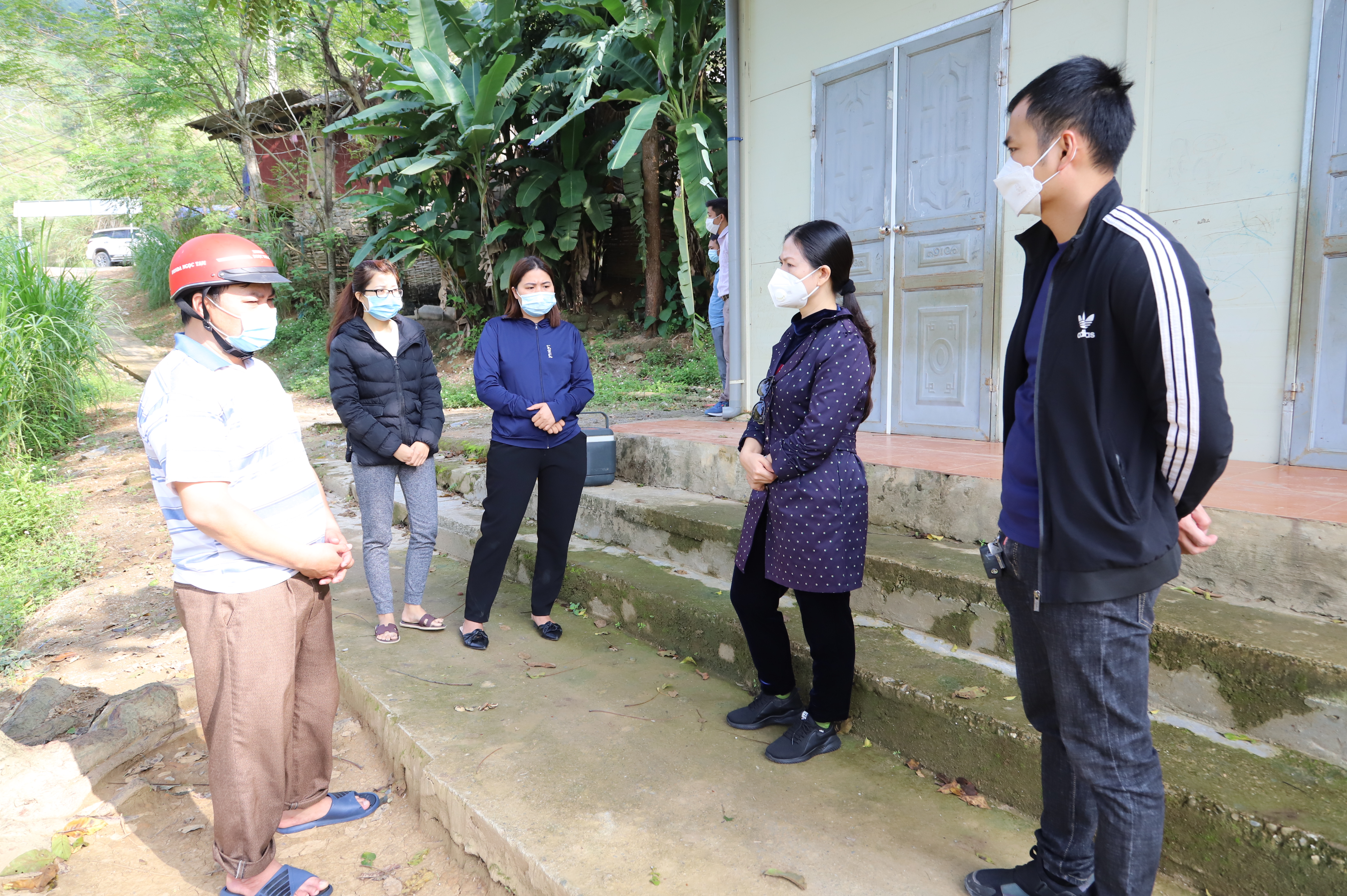 Bí thư Huyện ủy Vương Ngọc Hà kiểm tra khu vực cách ly tập trung tại tuyến xã