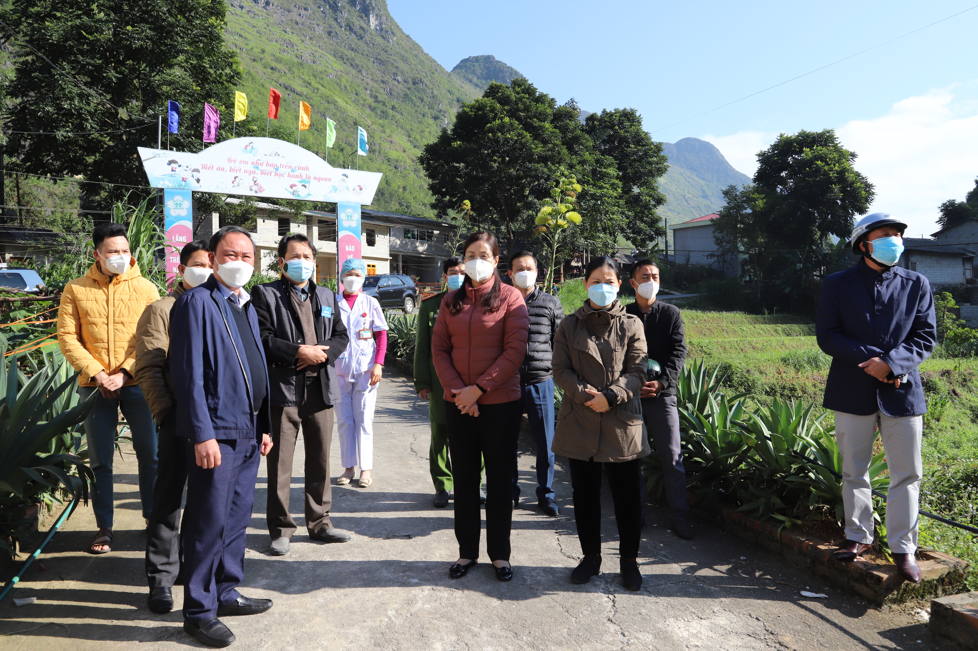 Phó Chủ tịch UBND tỉnh Hà Thị Minh Hạnh kiểm tra khu vực điều trị bệnh nhân COVID-19 tại xã Pả Vi