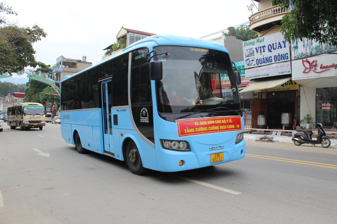 Xe đưa đoàn cán bộ y tế tăng cường hỗ trợ chống dịch COVID-19 trên địa bàn huyện Yên Minh