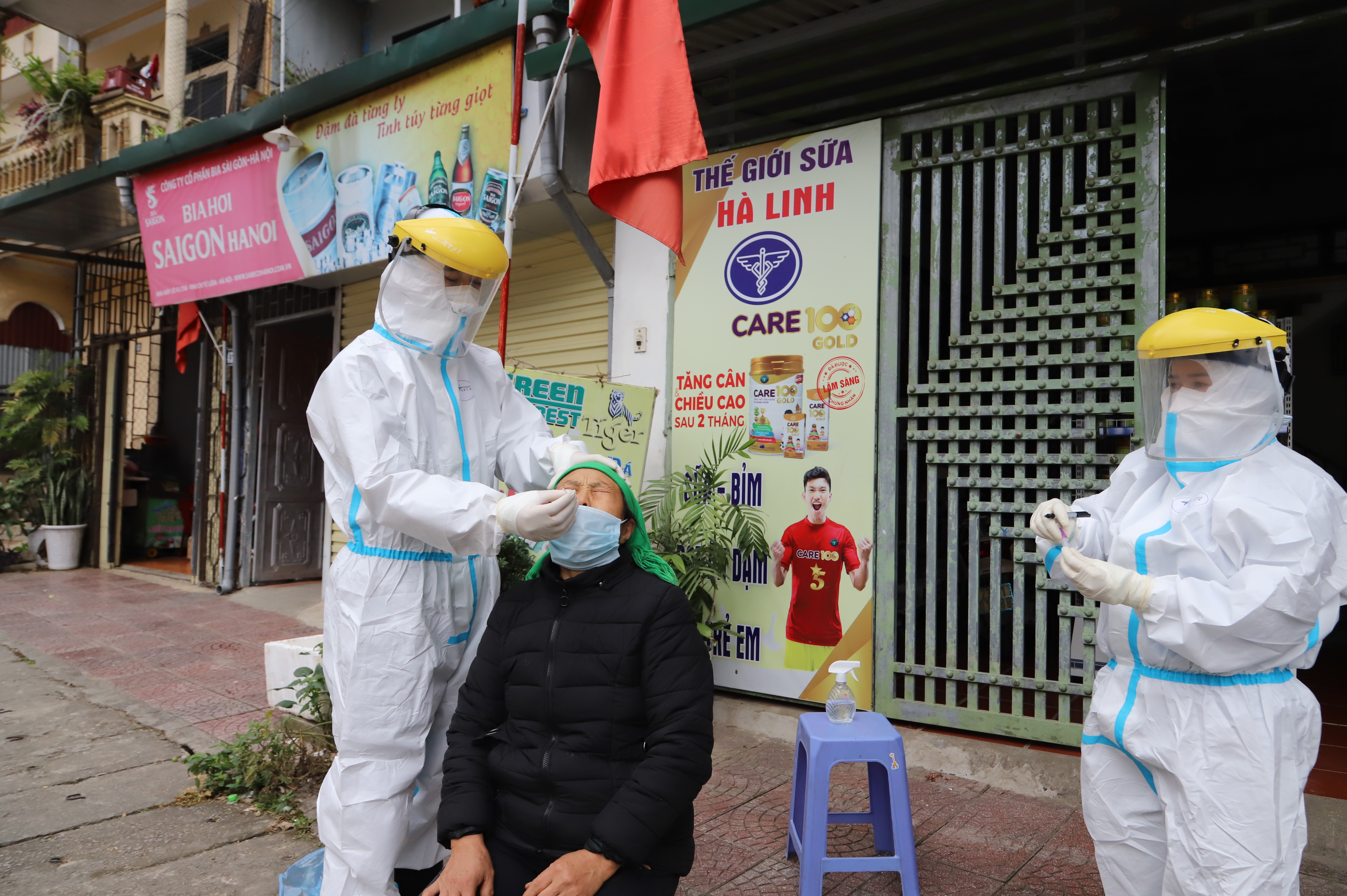 Lấy mẫu xét nghiệm sàng lọc bằng test nhanh SARS-CoV-2