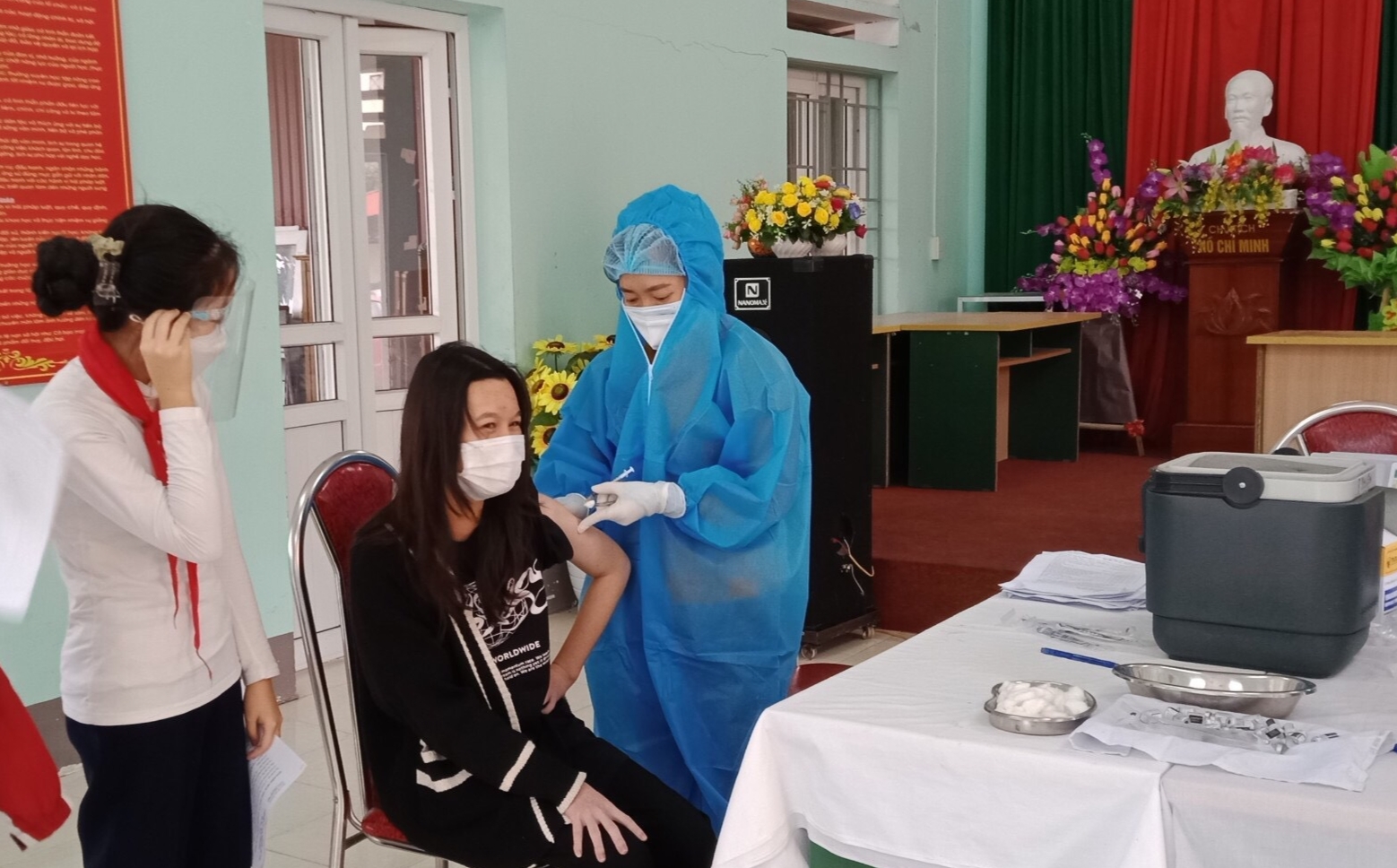 Tiêm vắc xin phòng COVID-19 cho trẻ tại điểm tiêm Trường THCS Lê Quý Đôn
