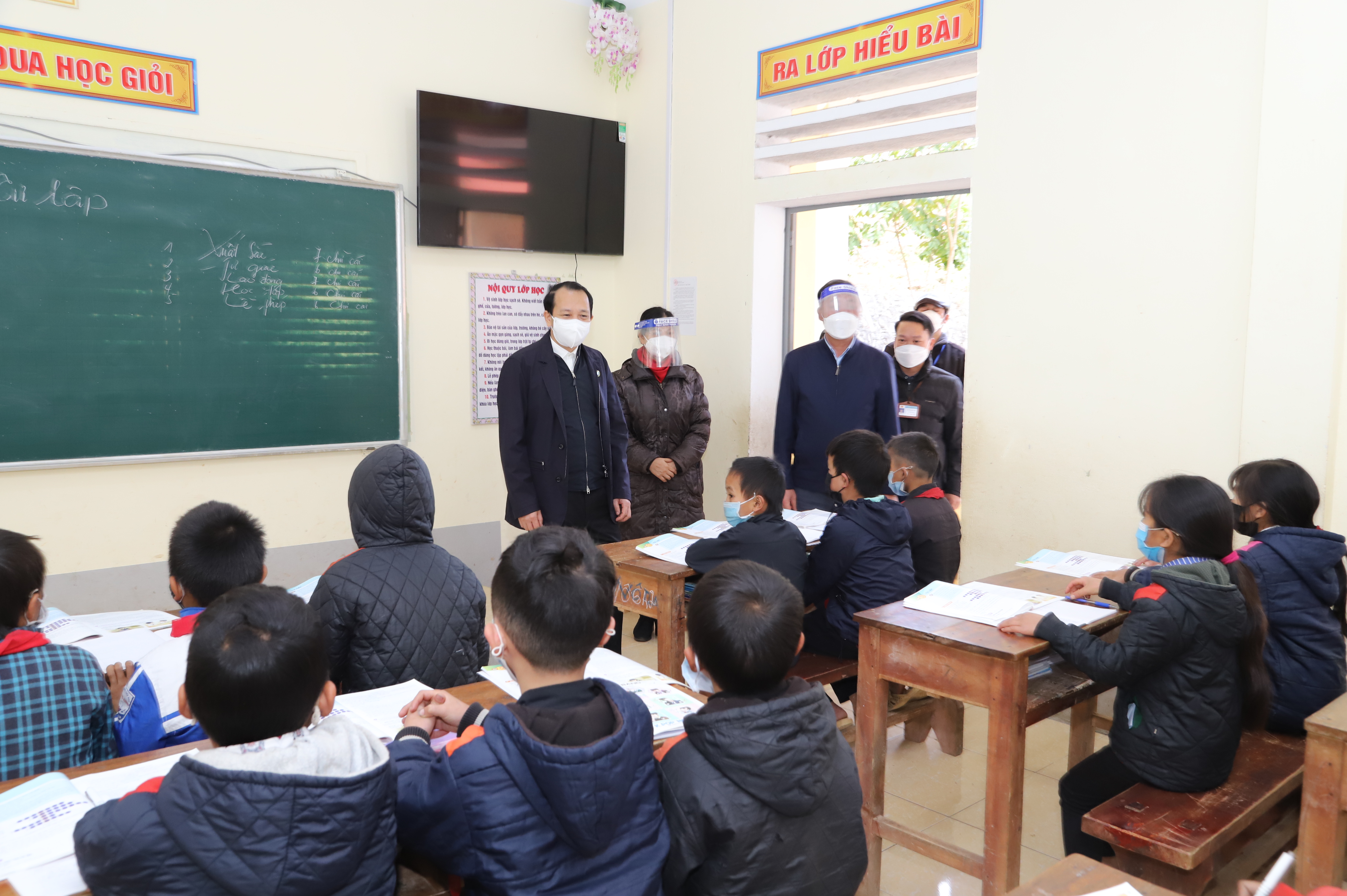 Phó Chủ tịch UBND tỉnh Trần Đức Quý kiểm tra tại Trường THCS xã Tả Lủng, huyện Mèo Vạc