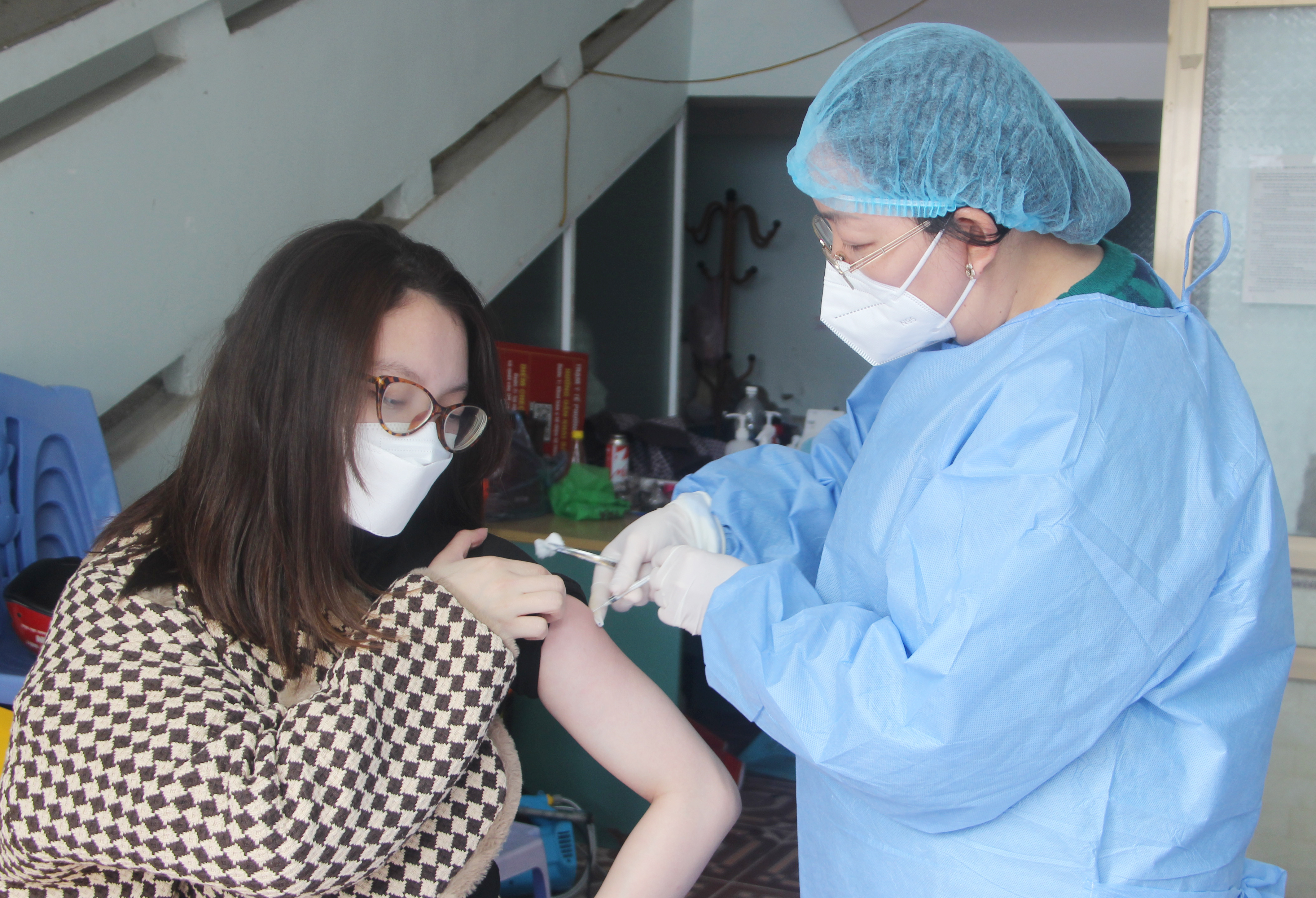 Tiêm chủng vắc xin phòng Covid-19 tại Trạm Y tế phường Nguyễn Trãi, TP Hà Giang trong ngày Tết