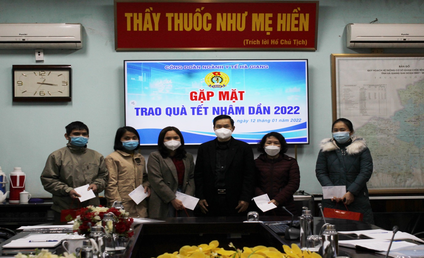 Đ/c Nguyễn Đình Dích, Phó Giám đốc Sở Y tế, Chủ tịch CĐN Y tế trao quà cho cán bộ đoàn viên công đoàn có hoàn cảnh khó khăn