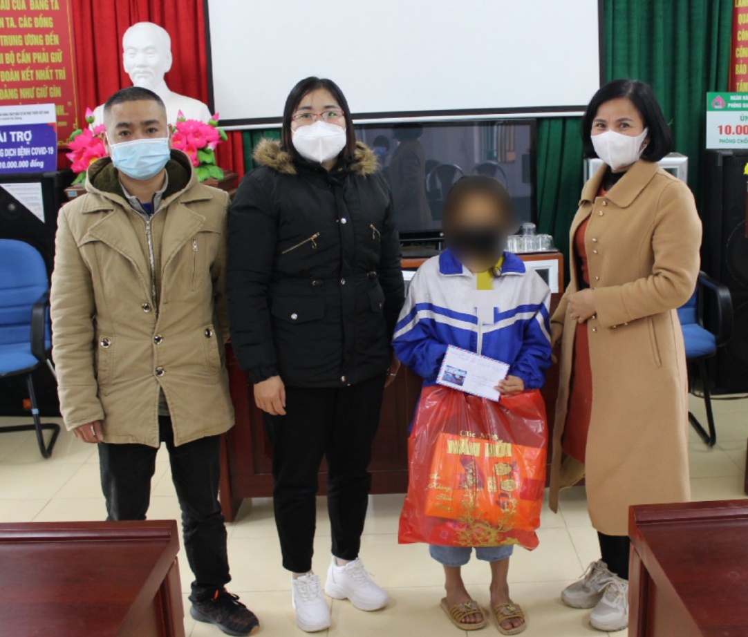 Quỹ hỗ trợ người nhiễm HIV/AIDS tỉnh Hà Giang thăm, tặng quà Tết Nguyên đán năm 2022 cho trẻ nhiễm HIV