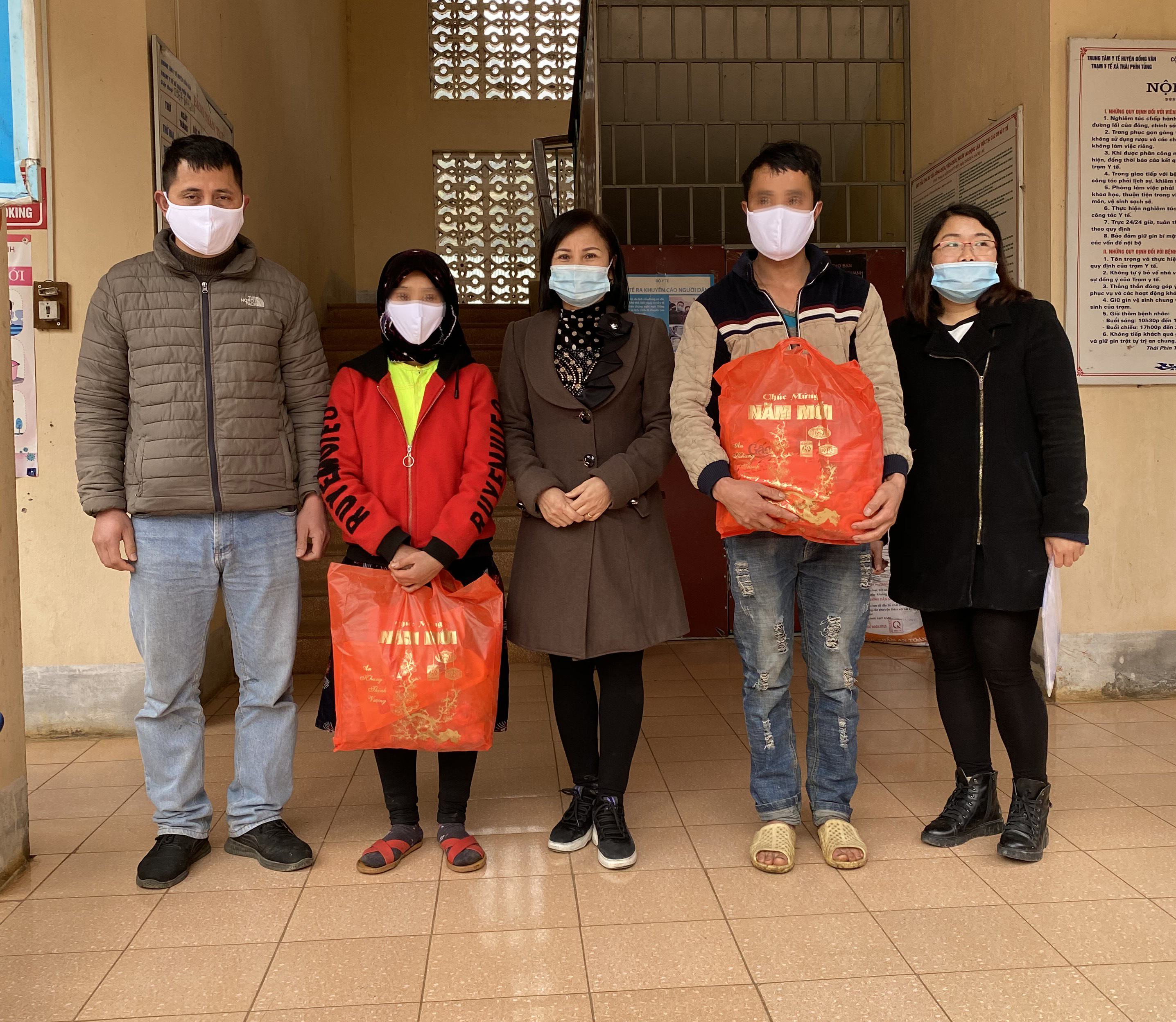Đ/c Phạm Thị Kim Dung, Phó Giám đốc Trung tâm Kiểm soát bệnh tật 
tặng quà cho người bệnh HIV/AIDS tại xã Thài Phìn Tủng, huyện Đồng Văn