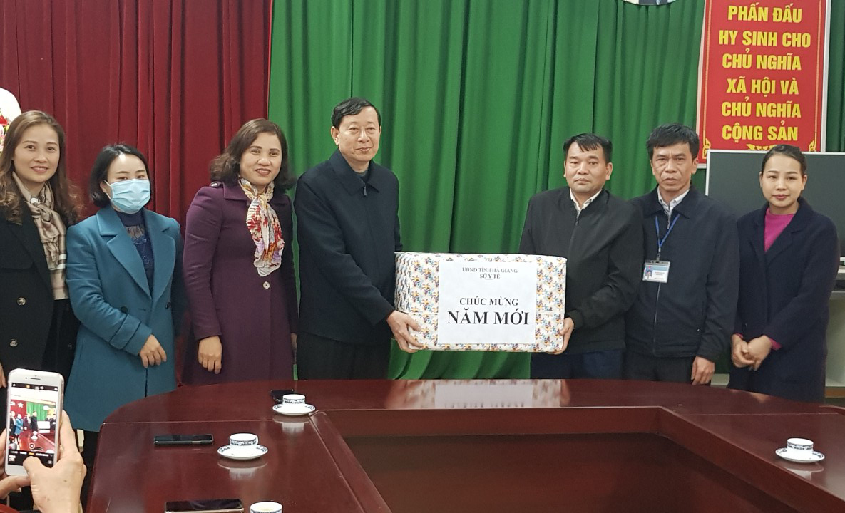 Đồng chí Lương Viết Thuần, Giám đốc Sở Y tế thăm và chúc Tết Trung tâm Kiểm soát bệnh tật