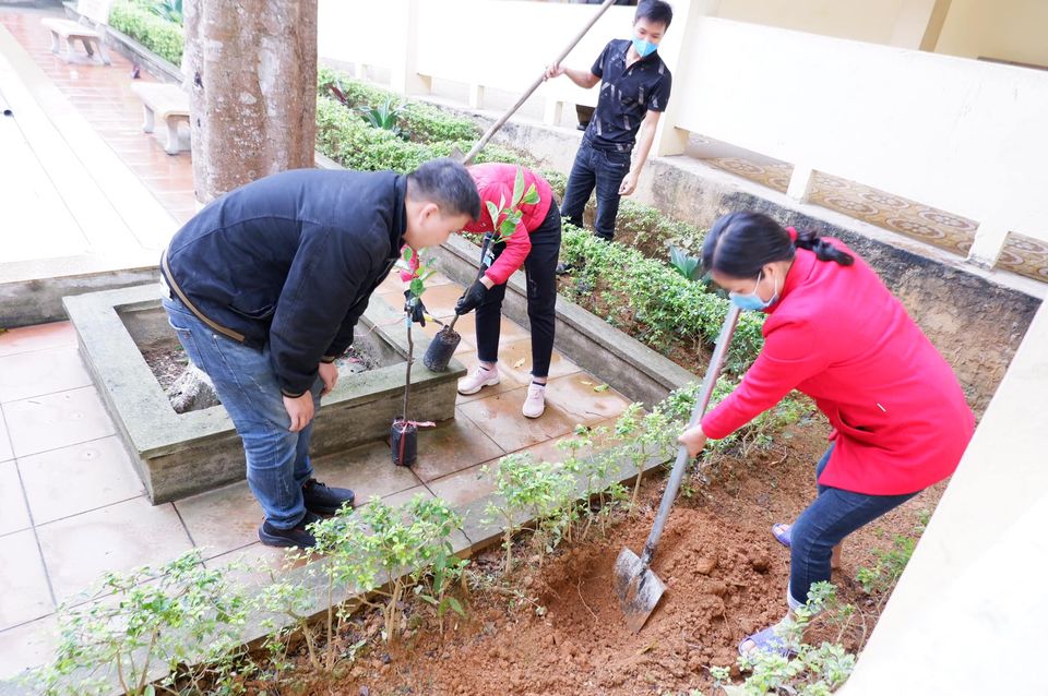 Cán bộ viên chức bệnh viện ĐKKV khu vực Bắc Quang hưởng ứng Tết trồng cây