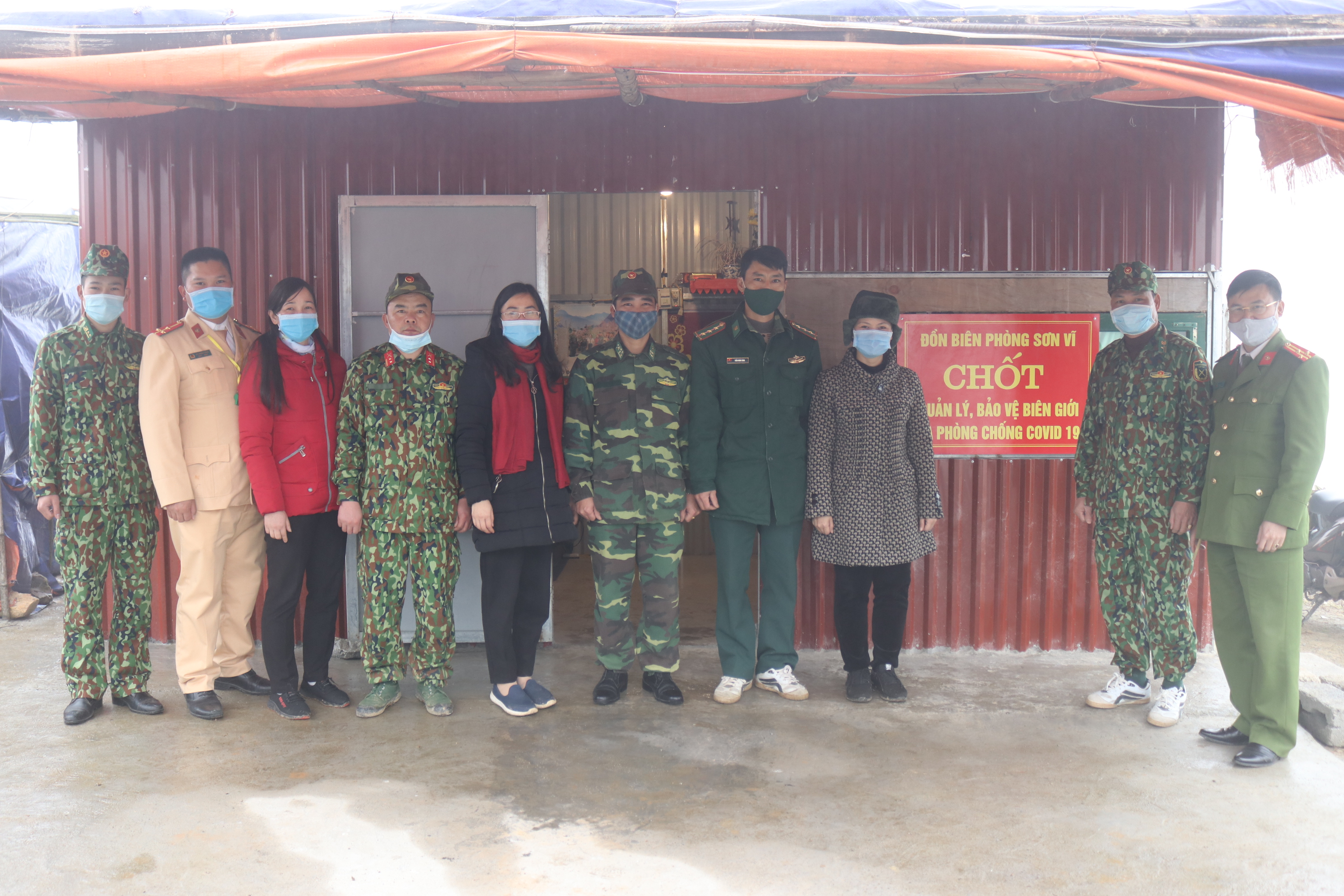 Bí thư Huyện ủy Vương Ngọc Hà cùng đoàn công tác trao quà động viên cán bộ, chiến sĩ công an huyện làm nhiệm vụ trực chốt tại xã Xín Cái và Sơn Vĩ