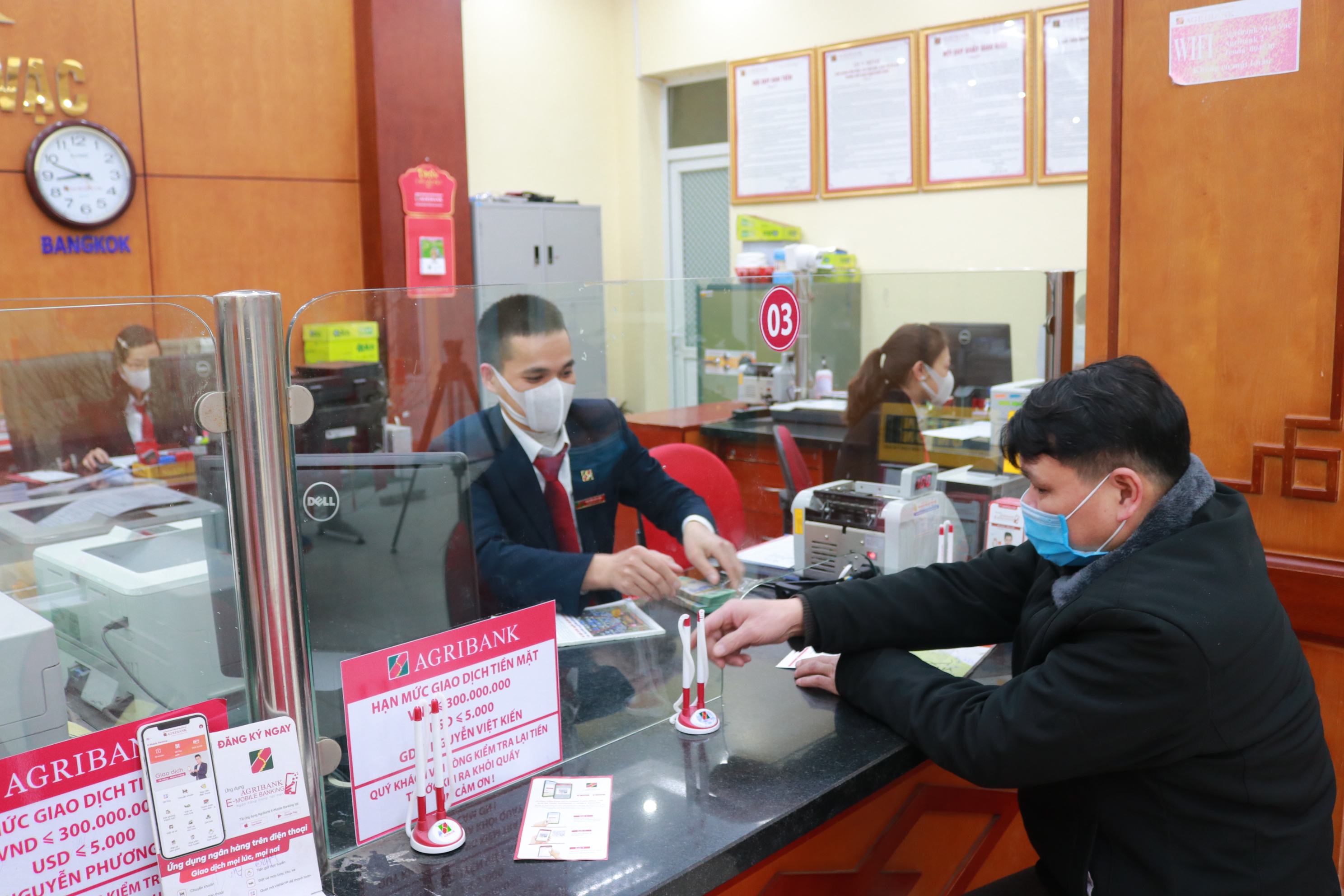 Người dân đến Ngân hàng NN&PTNT huyện giao dịch trong những ngày đầu năm mới 2021