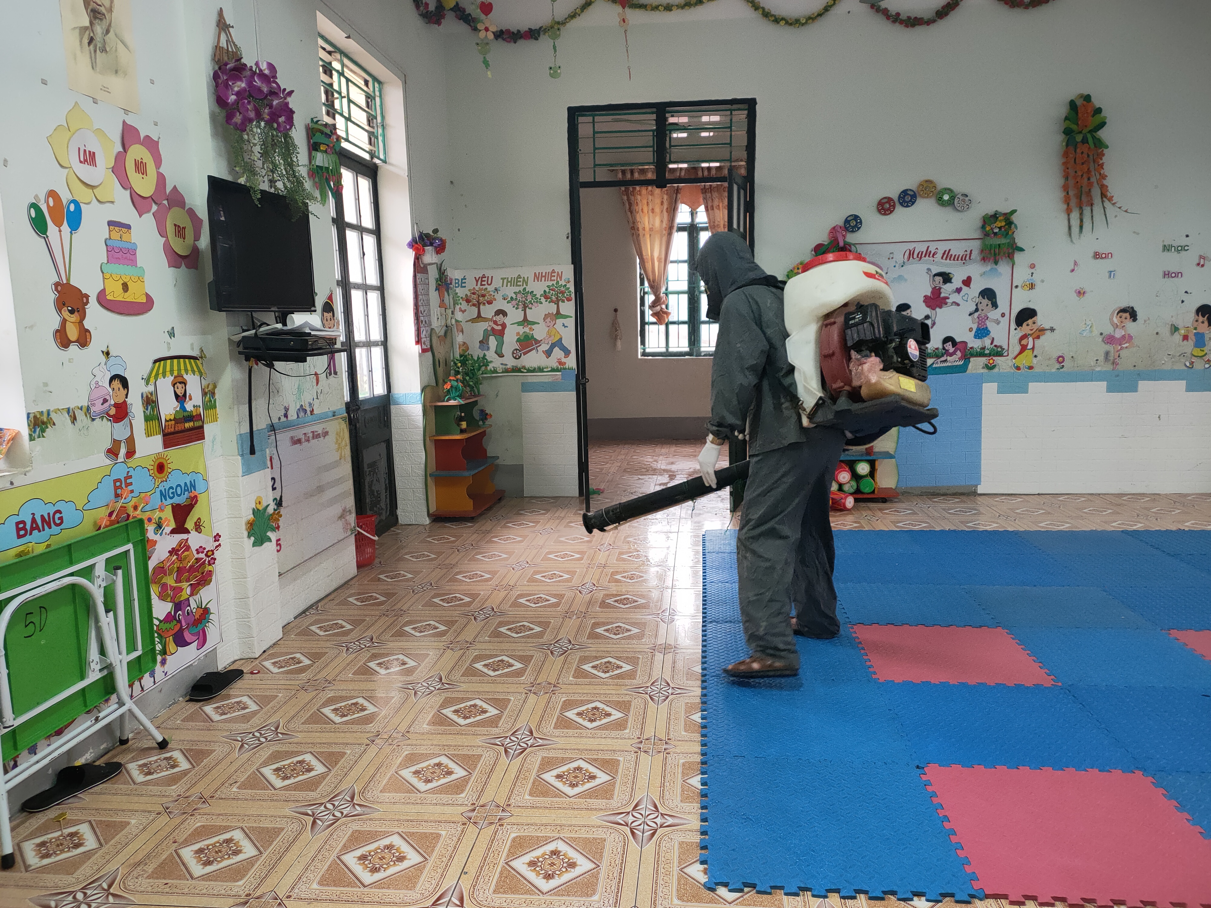 Cán bộ y tế phun hóa chất khử trùng tại trường học