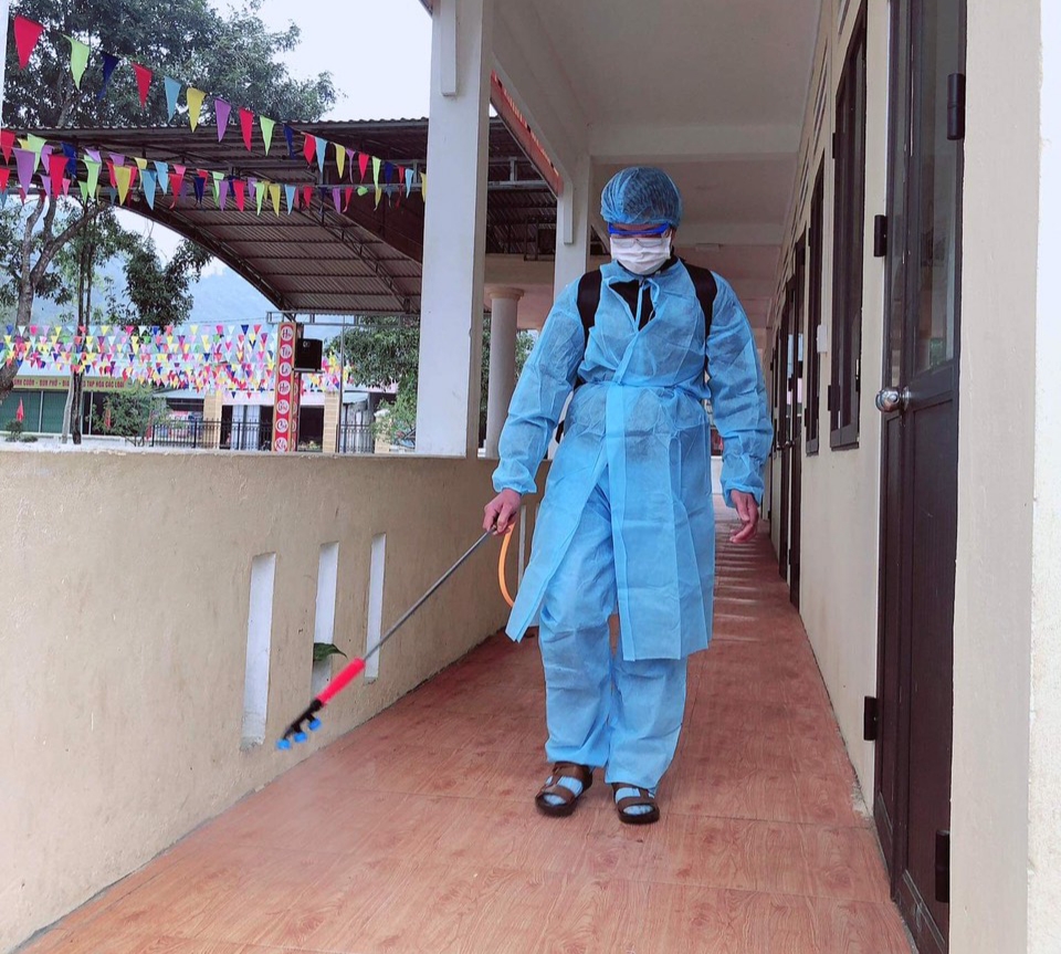 Cán bộ y tế phun hóa chất khử khuẩn tại trường học