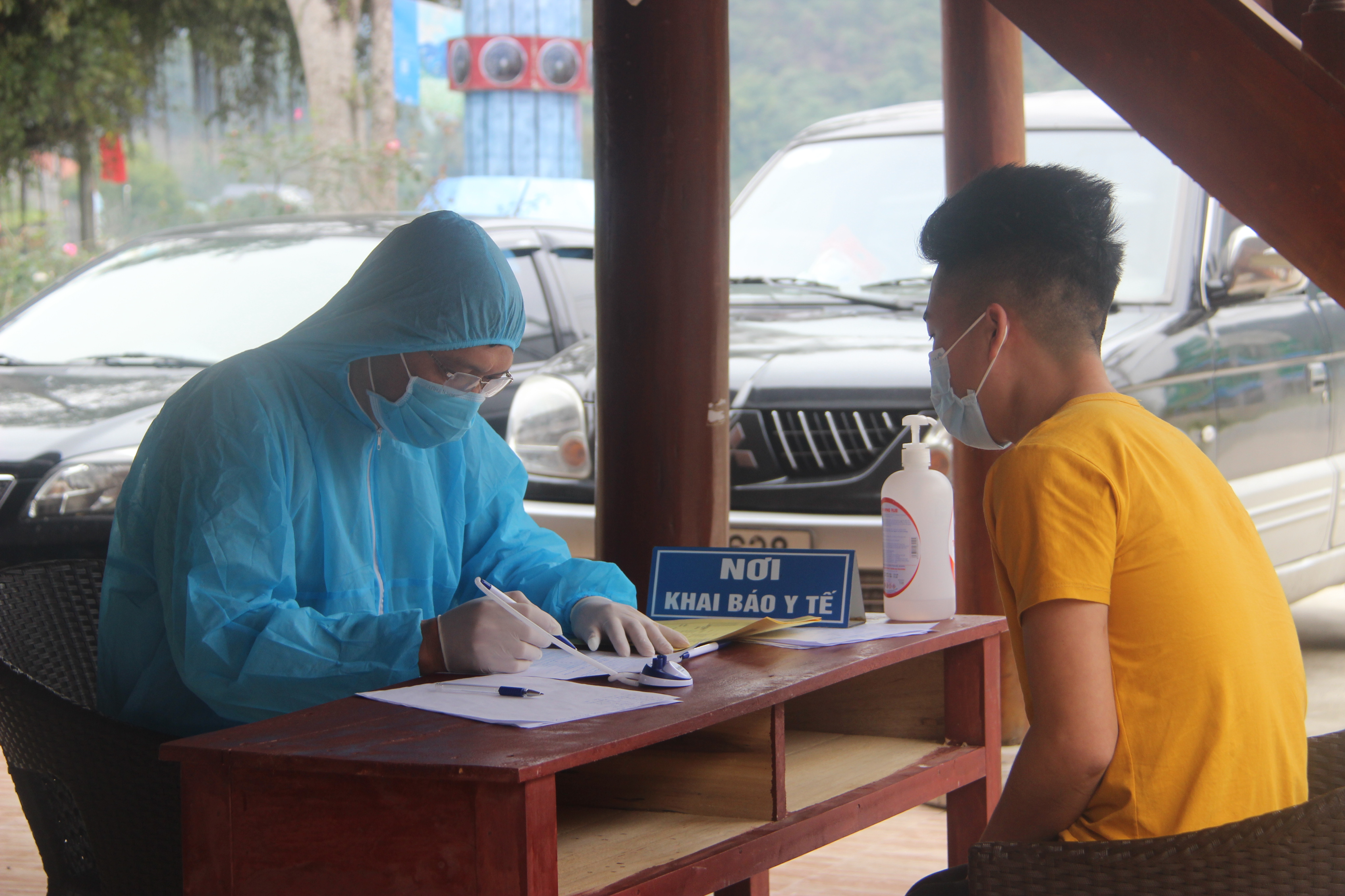 Kê khai y tế tại Chốt kiểm dịch y tế liên ngành tạm thời để phòng chống dịch bệnh Covid-19, Cầu Trì, Bắc Quang