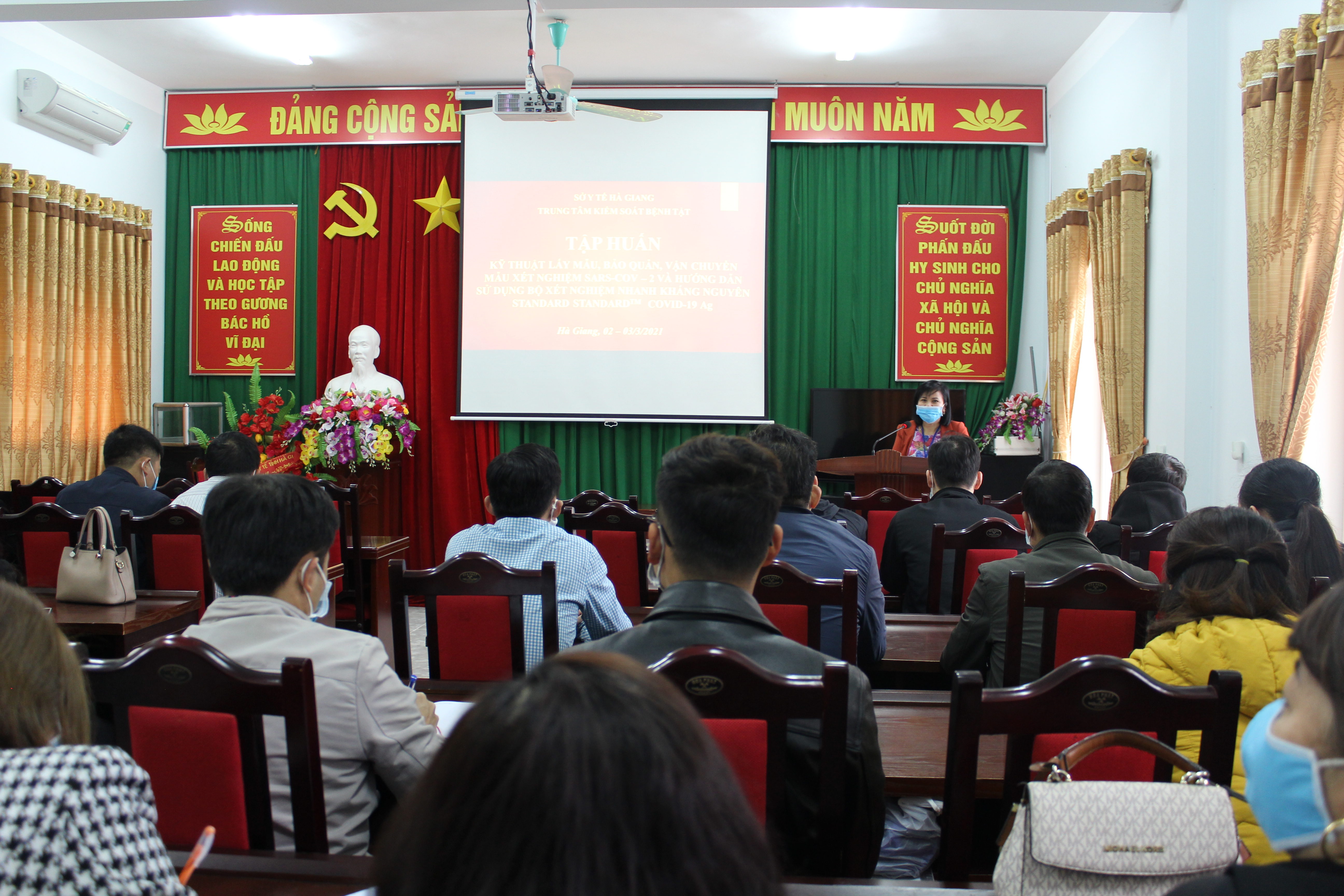 Bs Phạm Thị Kim Dung - Phó Giám đốc Trung tâm Kiểm soát bệnh tật 
phát biểu khai mạc lớp tập huấn