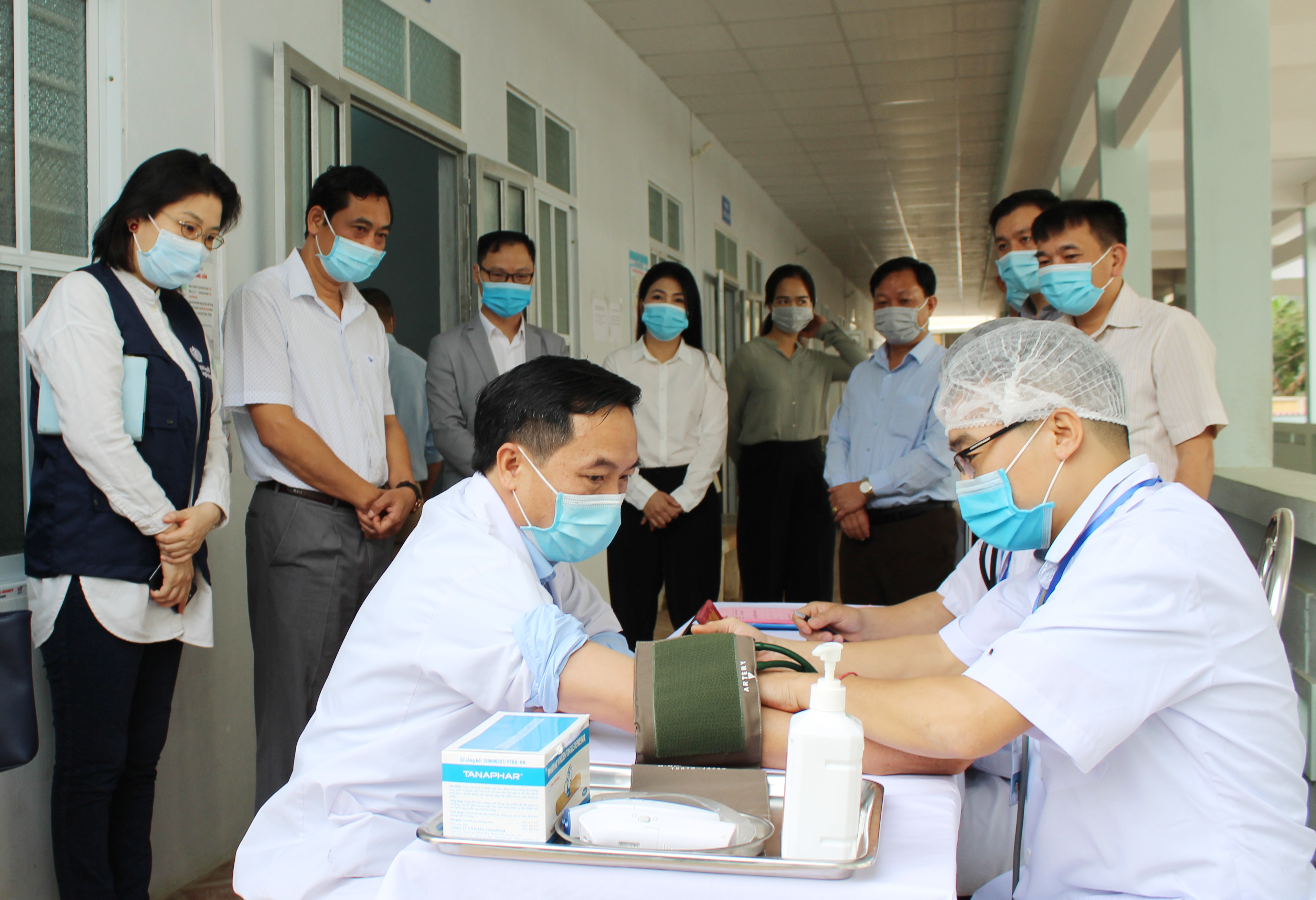 Đại diện Tổ chức Y tế thế giới, Viện VSDT Trung ương, 
lãnh đạo Sở Y tế, huyện Xín Mần và Trung tâm Kiểm bệnh tật,
 giám sát tại buổi tiêm vắc xin phòng Covid-19