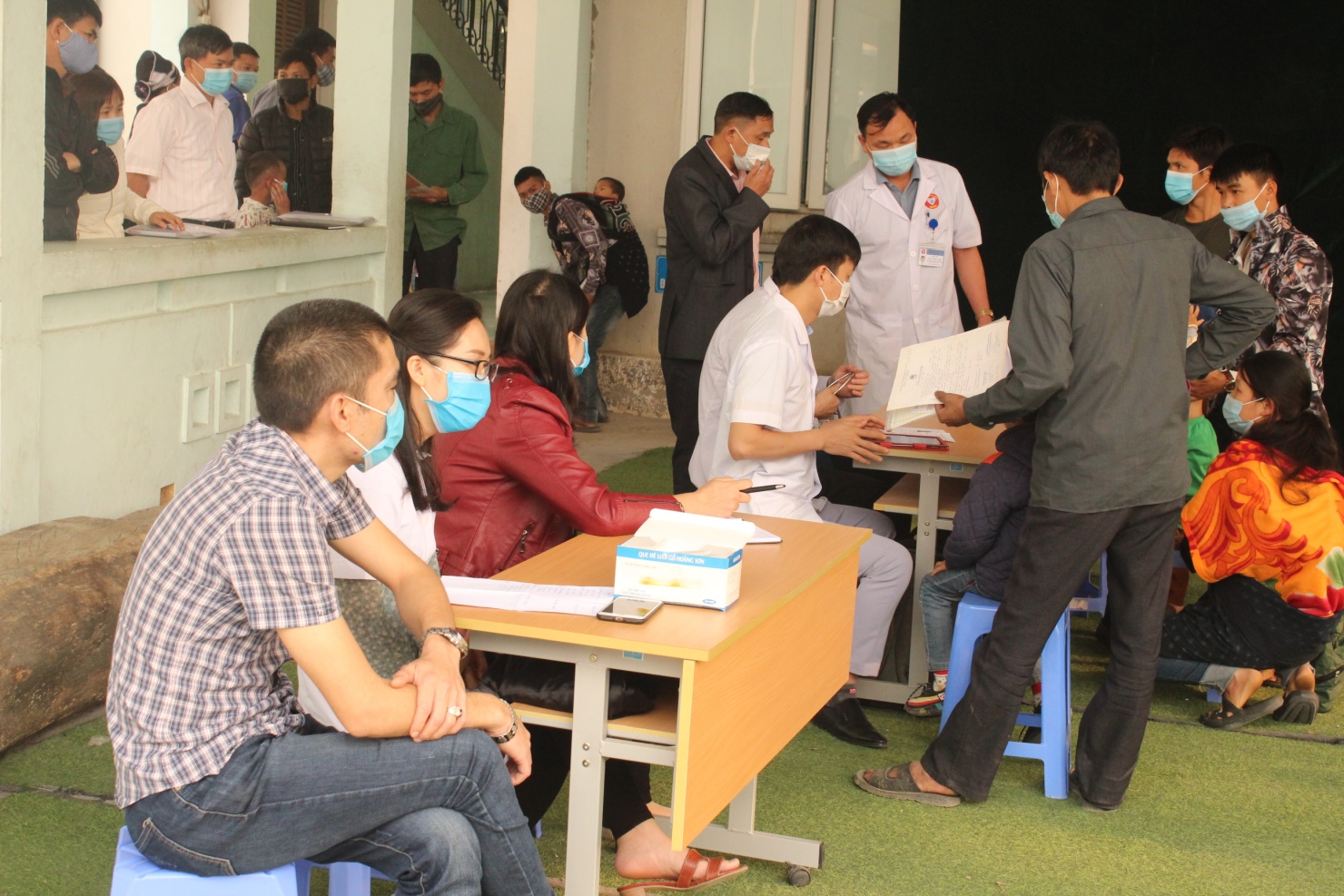 Bác sỹ khám sàng lọc cho người khuyết tật tại Xín Mần