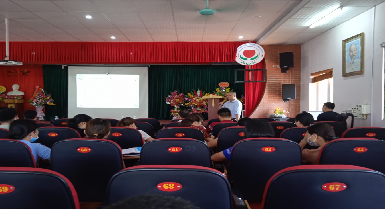 Giảng viên Trung tâm Kiểm soát bệnh tật hướng dẫn tại lớp tập huấn