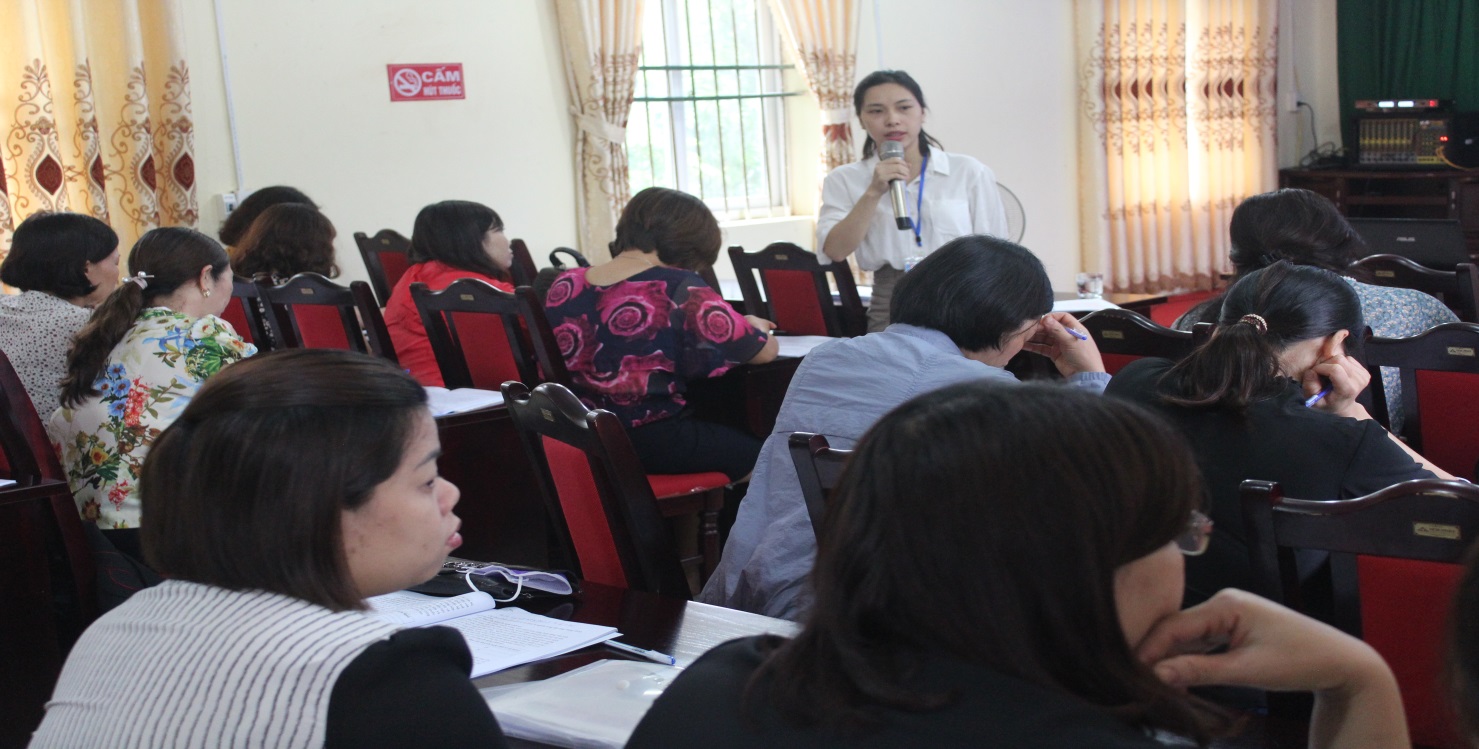 Báo cáo viên của Trung tâm Kiểm soát bệnh tật tỉnh đang trao đổi kiến thức tại lớp tập huấn