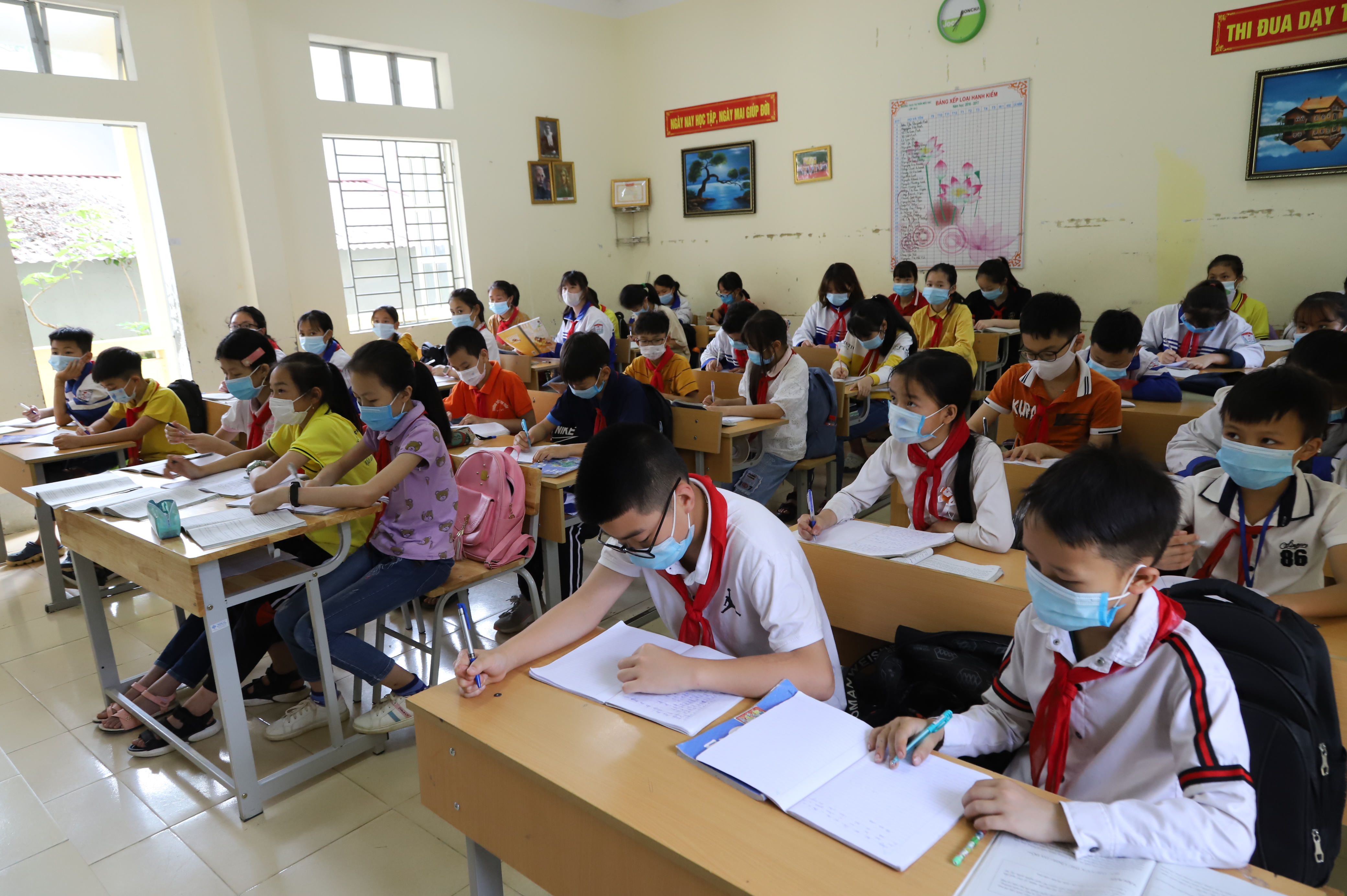 Học sinh Trường THCS thị trấn Mèo Vạc thực hiện nghiêm thông điệp 5K của Bộ Y tế khi lên lớp