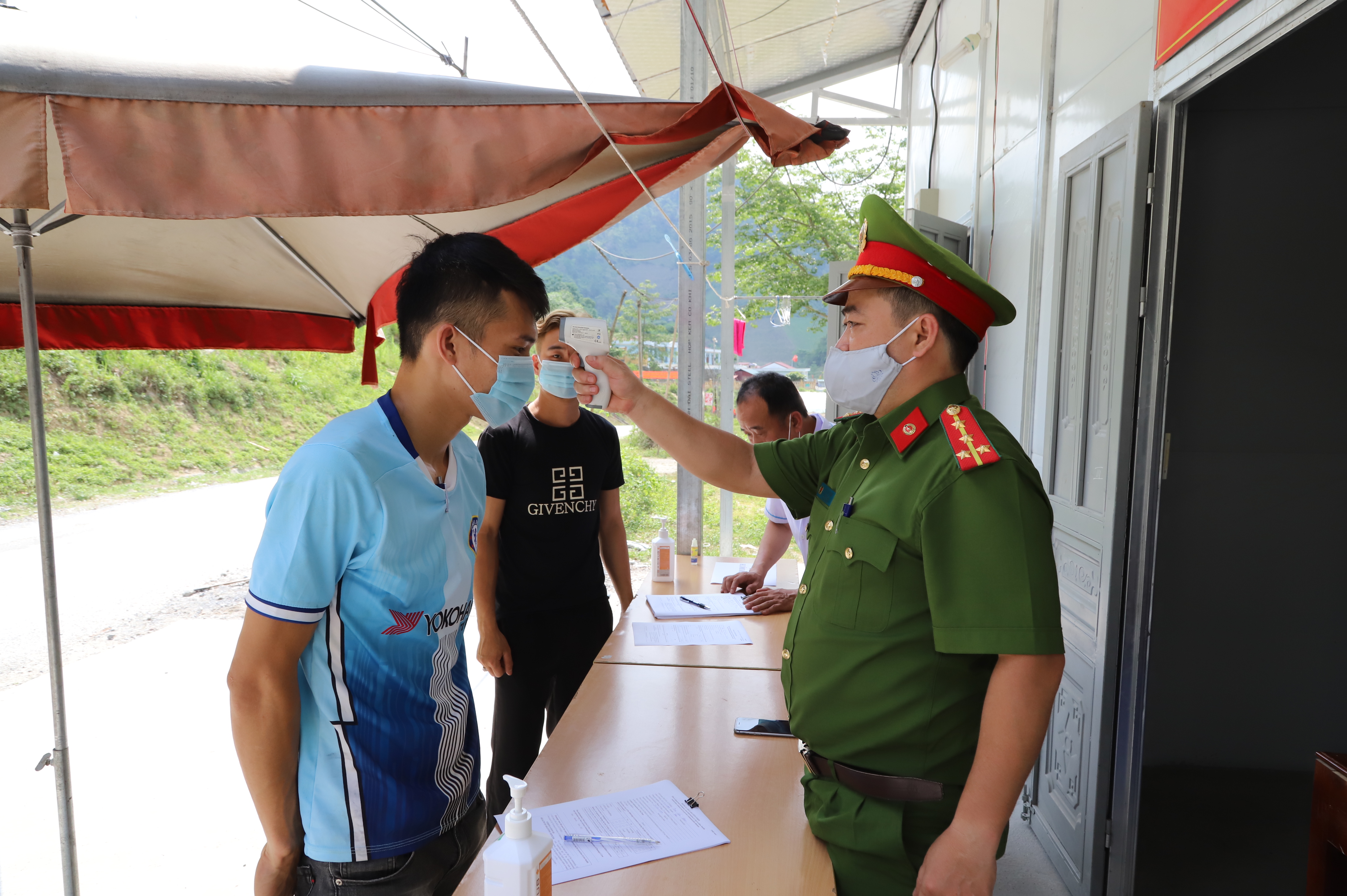 Người dân khai báo y tế, đo thân nhiệt tại chốt kiểm dịch xã Niêm Tòng, huyện Mèo Vạc