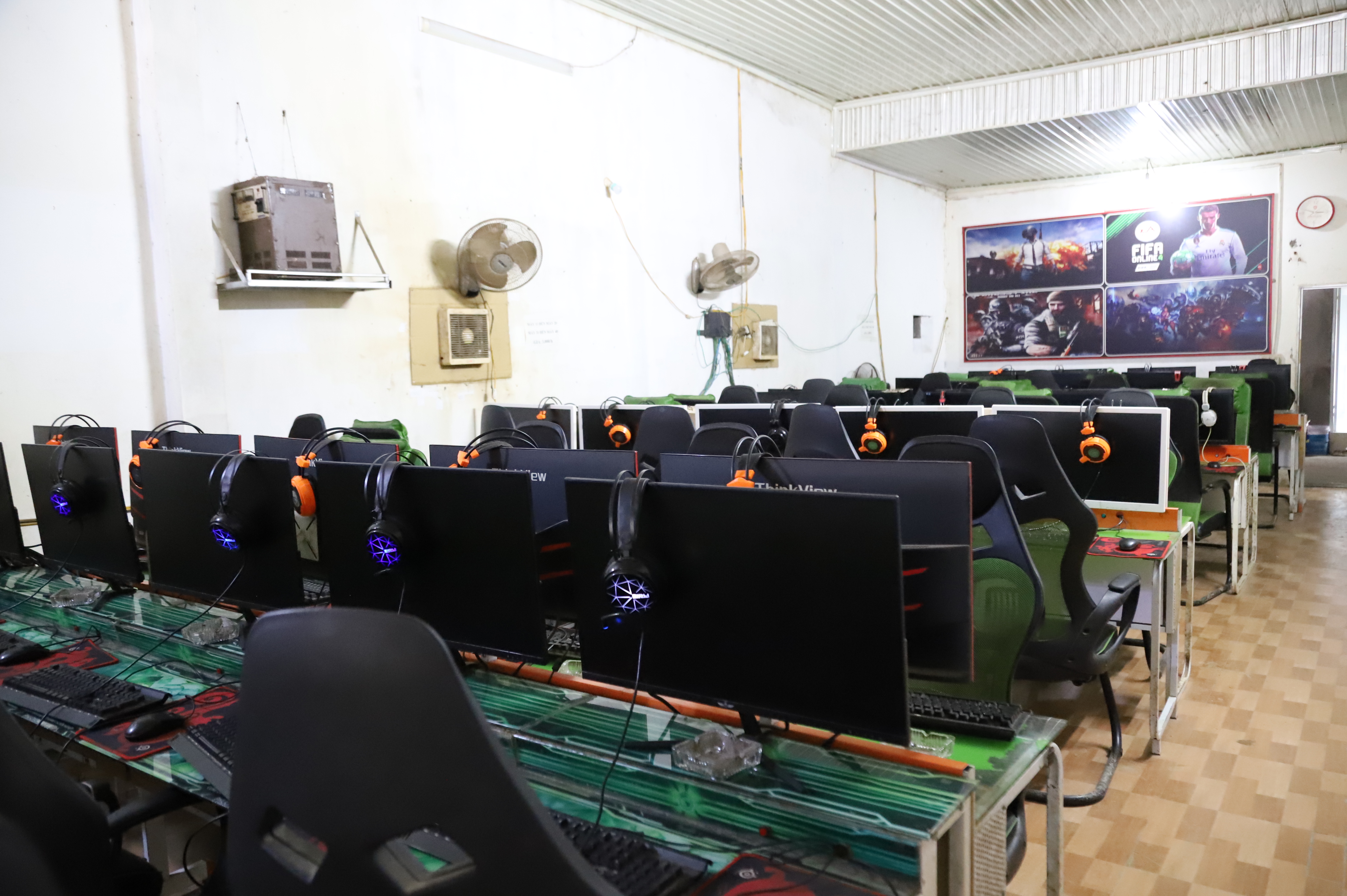 Quán internet tại thị trấn Mèo Vạc ngừng hoạt động để phòng, chống dịch Covid-19