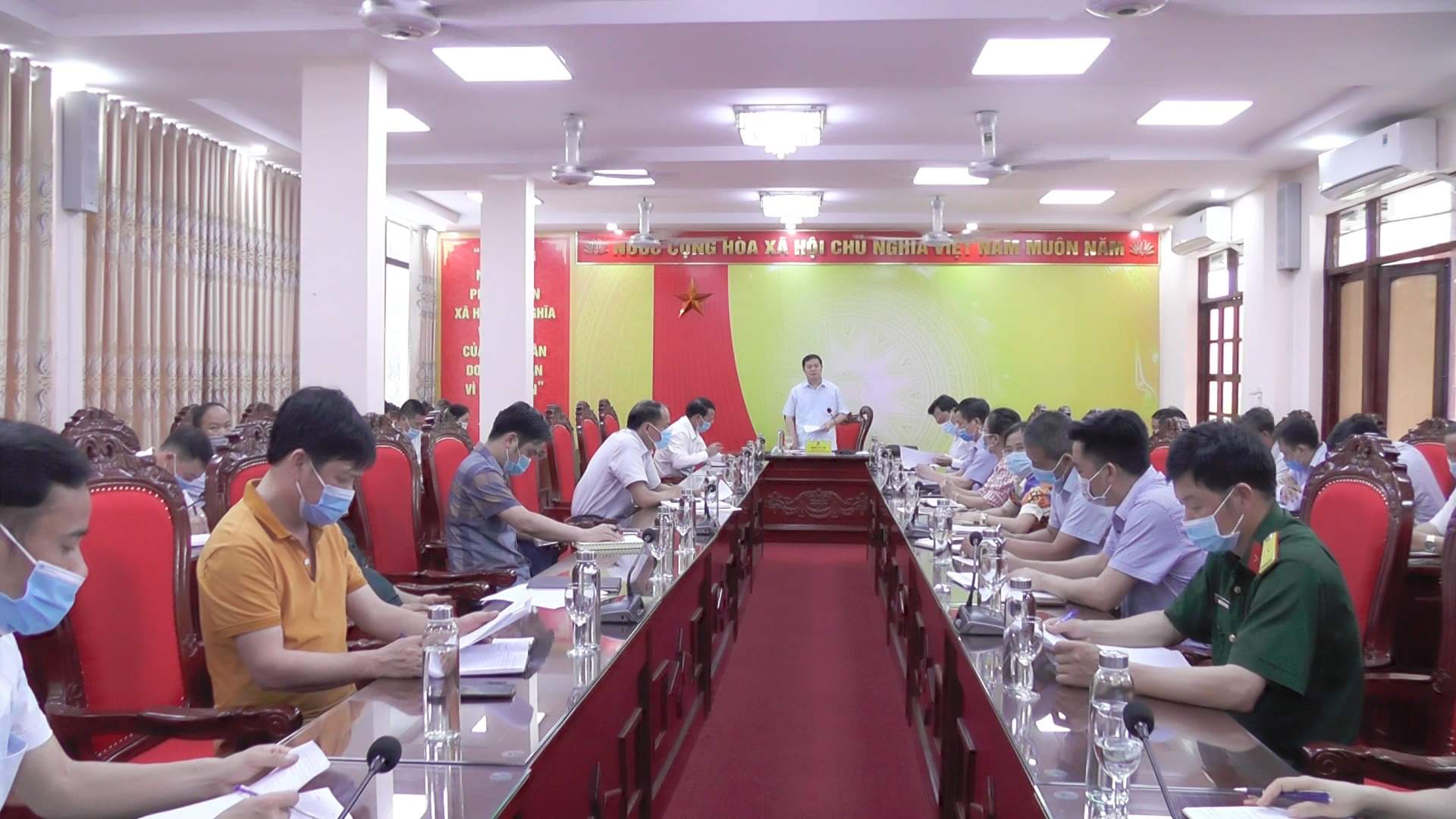 Đ/c Sùng Mí Thề - Trưởng Ban chỉ đạo phát biểu tại cuộc họp