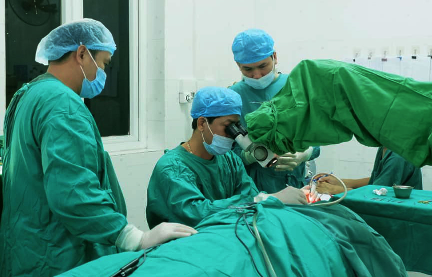 Kíp mổ đang tiến hành phẫu thuật nội soi tạo hình xương con phục hồi thính lực cho người bệnh
