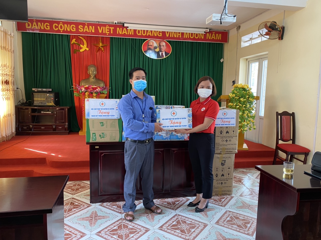Đại diện Hội Chữ thập đỏ huyện Vị Xuyên trao tặng khẩu trang và quà tặng cho Trung tâm Y tế huyện