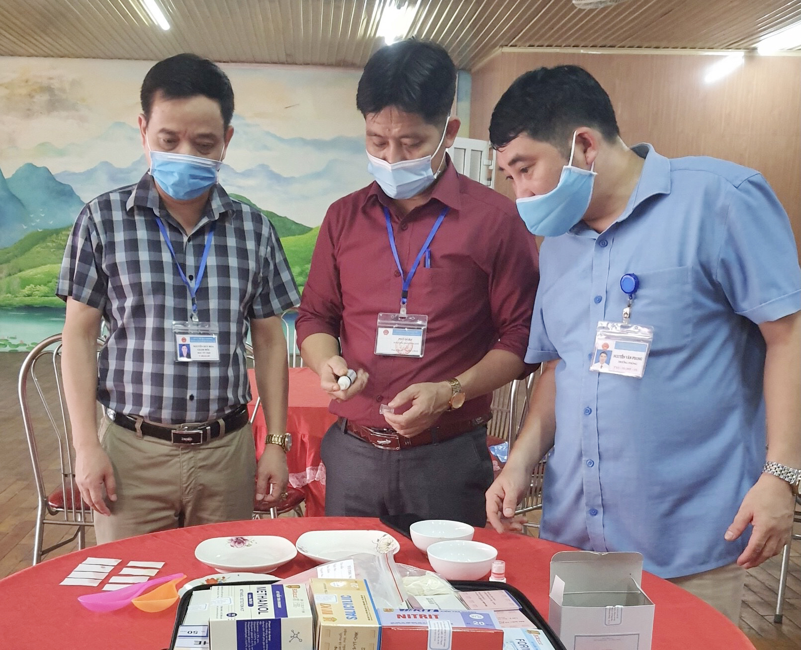 Thực hiện xét nghiệm nhanh một số dụng cụ chứa, đựng thực phẩm tại các cơ sở kinh doanh, chế biến thực phẩm