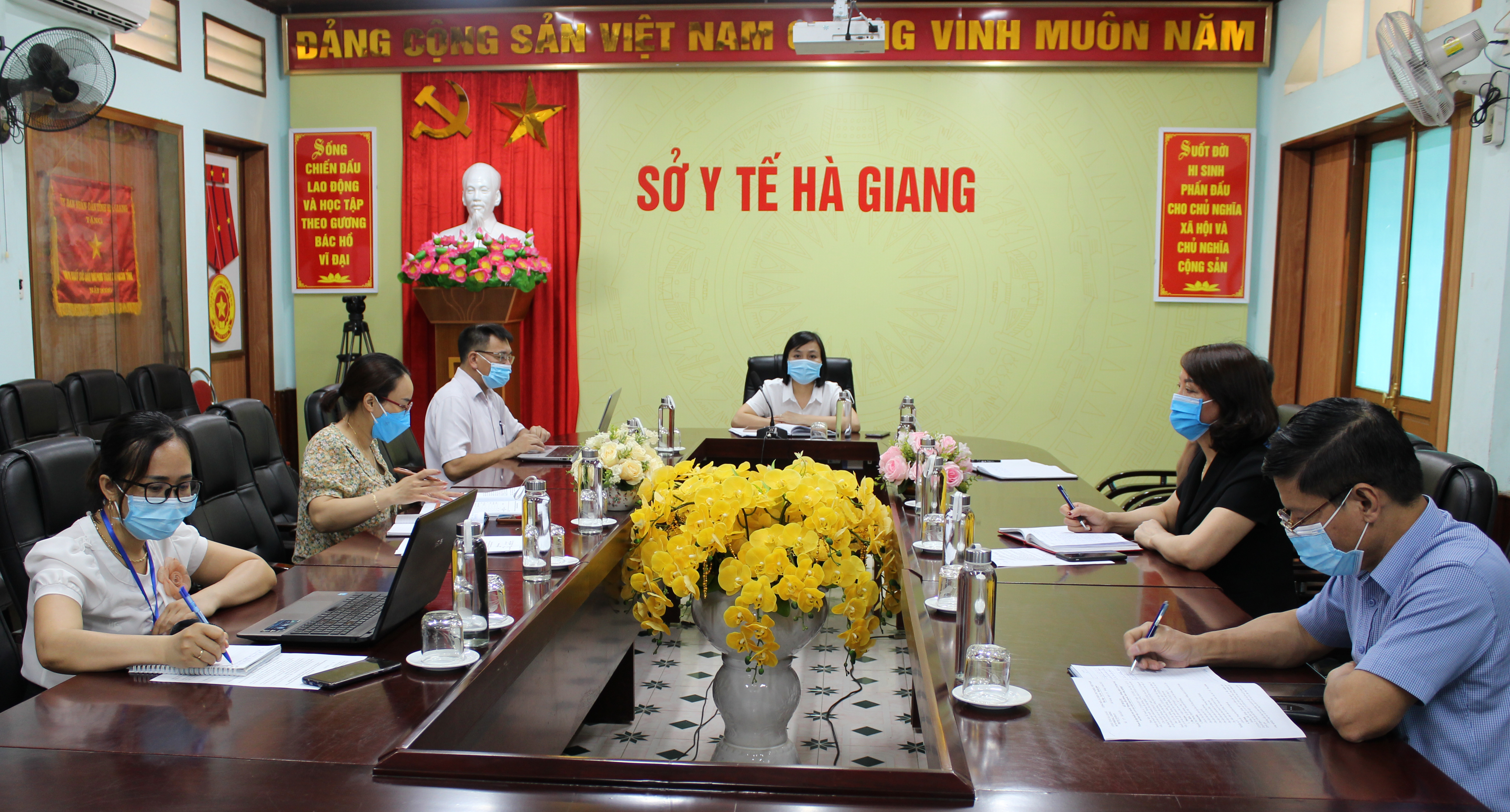 Tập huấn trực tuyến phòng chống dịch COVID-19 tại nơi làm việc, cơ sở sản xuất, kinh doanh tại điểm cầu Sở Y tế Hà Giang