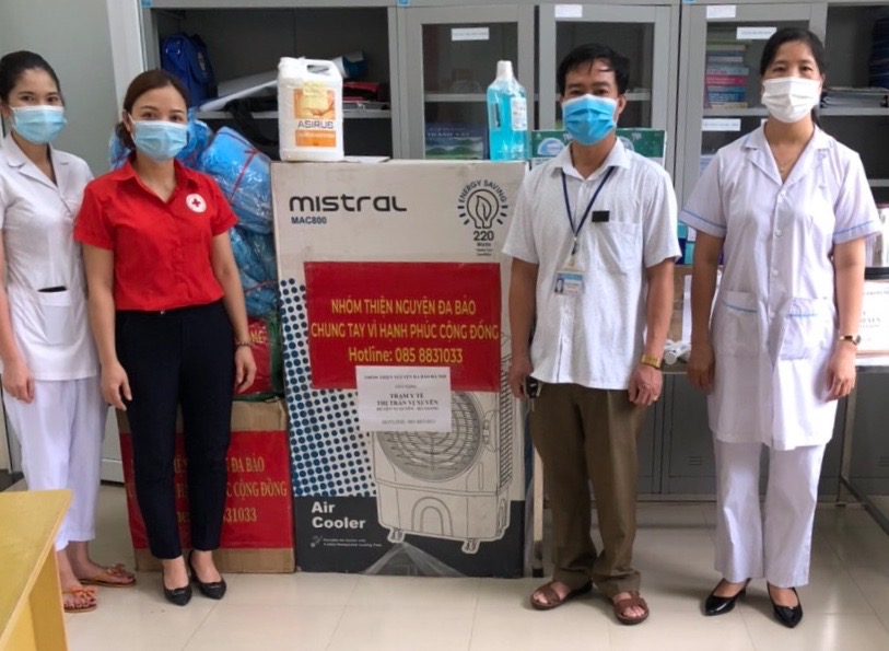 Lãnh đạo Trung tâm Y tế huyên, Trạm Y tế thị trấn tiếp nhận quà tặng ủng hộ phòng, chống dịch COVID-19