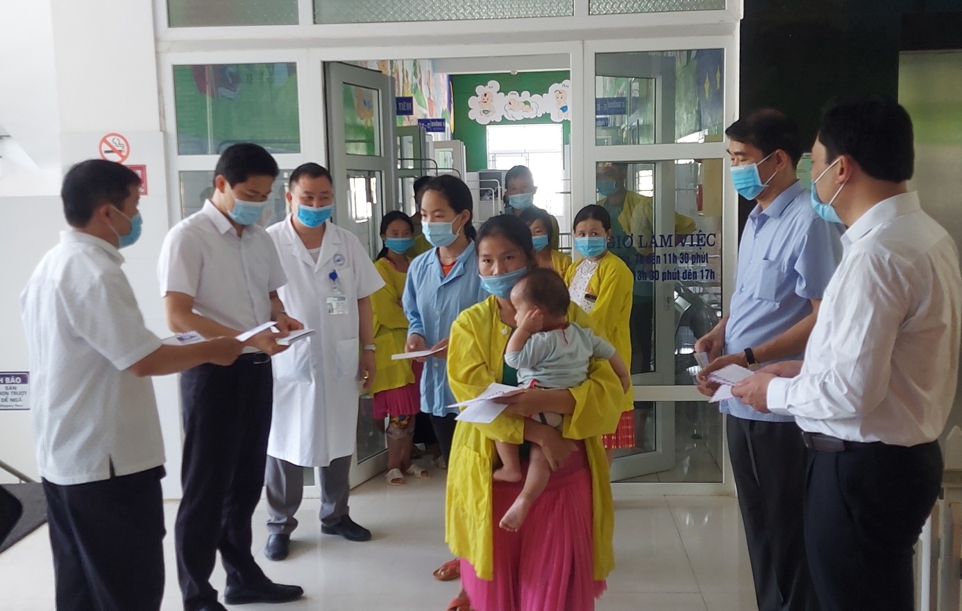 Đồng chí Vũ Mạnh Hà, Ủy viên dự khuyết BCH Trung ương Đảng, Ủy viên BTV Tỉnh ủy, Trưởng ban Tuyên giáo Tỉnh ủy trao quà cho các bệnh nhi tại Bệnh viện ĐKKV Yên Minh