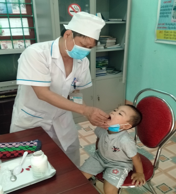 Các huyện Quản Bạ, Vị Xuyên tổ chức chiến dịch cho trẻ uống bổ sung Vitamin A và tẩy giun kết hợp cân, đo trẻ đợt 1 năm 2021