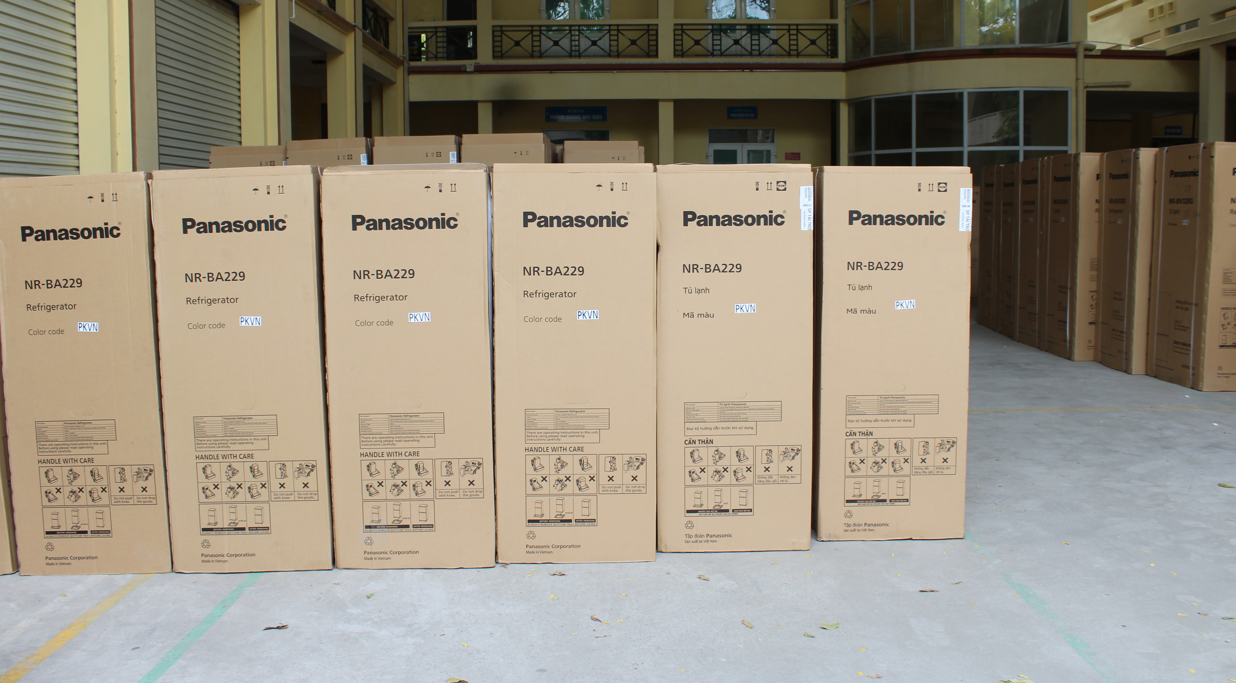 Trung tâm Kiểm soát bệnh tật tiếp nhận tủ lạnh do Panasonic Việt Nam tài trợ