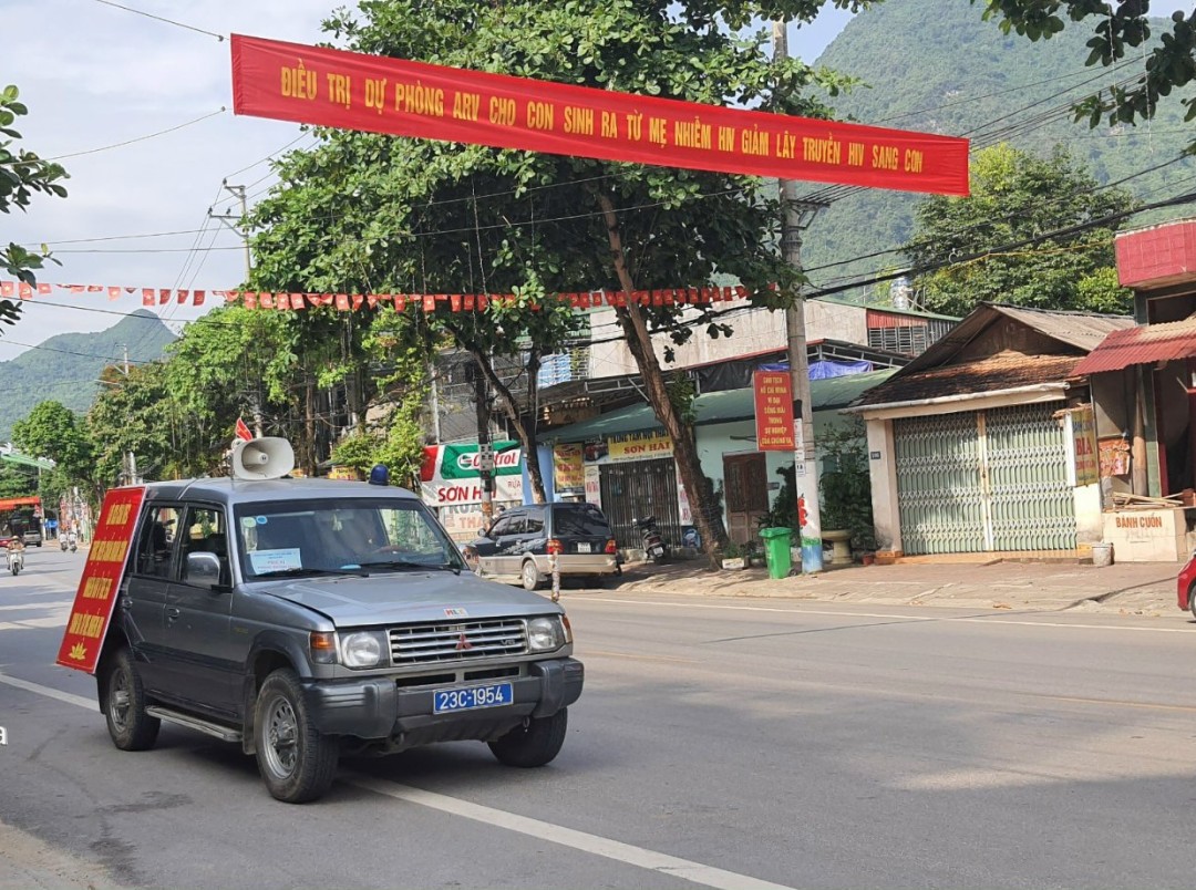 Tuyên truyền lưu động hưởng ứng  “Tháng cao điểm dự phòng lây truyền HIV từ mẹ sang con” trên địa bàn thành phố