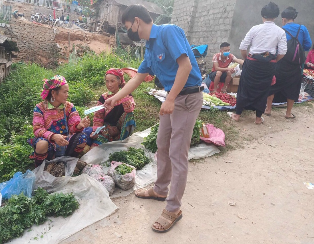 Phát khẩu trang cho người dân tại chợ phiên