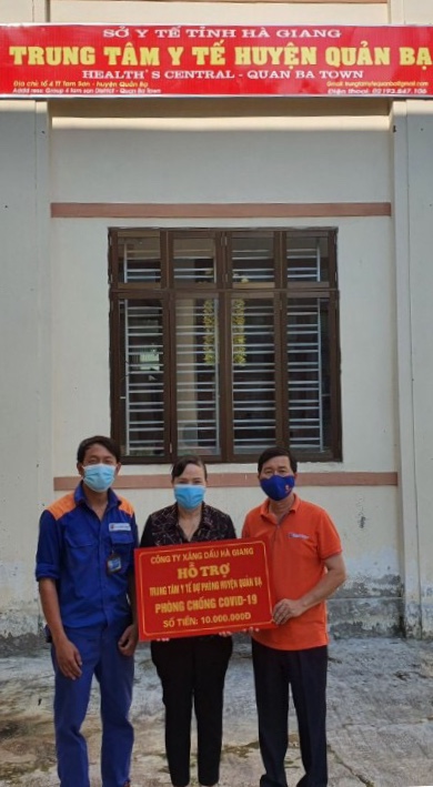 Đại diện Công ty xăng dầu Hà Giang trao quà cho Trung tâm Y tế huyện Quản Bạ 