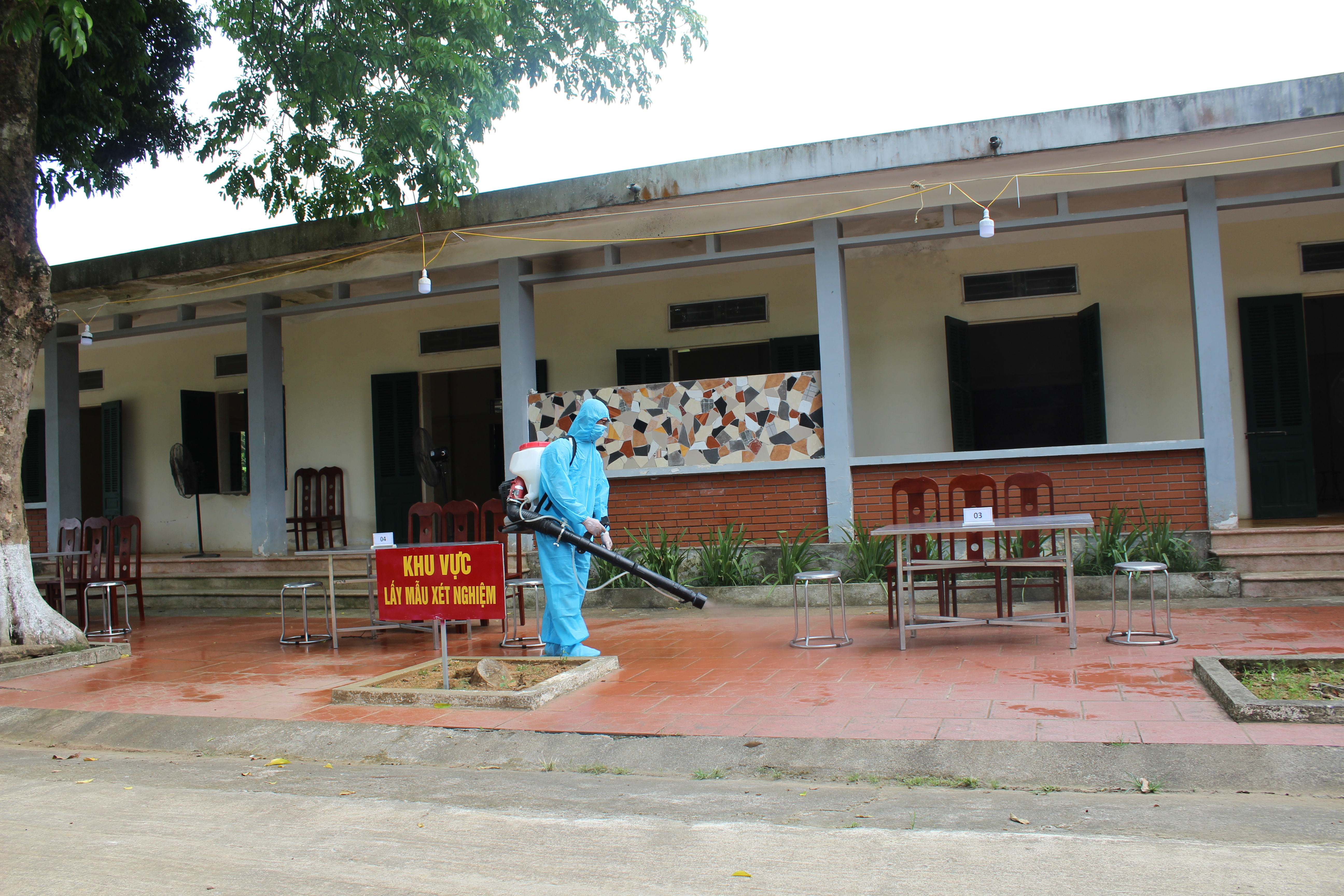 Phun khử khuẩn toàn bộ khu vực Trung đoàn 877 nơi tiếp nhận công nhân từ Bắc Giang trở về