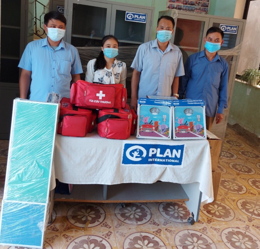 Đ/c Vương Thanh Nguyên, Giám đốc TTYT huyện Xín Mần trao tặng trang thiết bị y tế cho Trạm Y tế xã