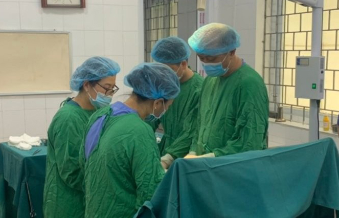 Sản phụ đang được phẫu thuật cấp cứu