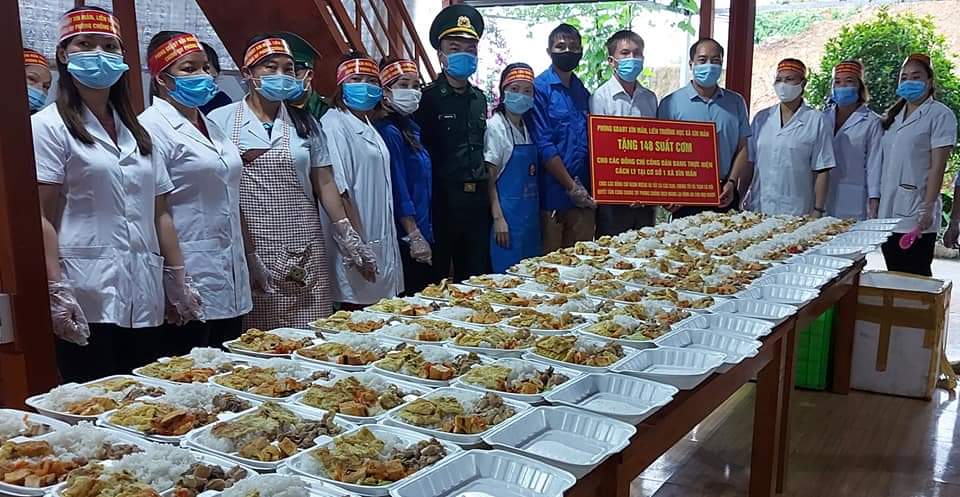 Những suất cơm nặng nghĩa tình tại khu cách ly tập trung huyện Xín Mần