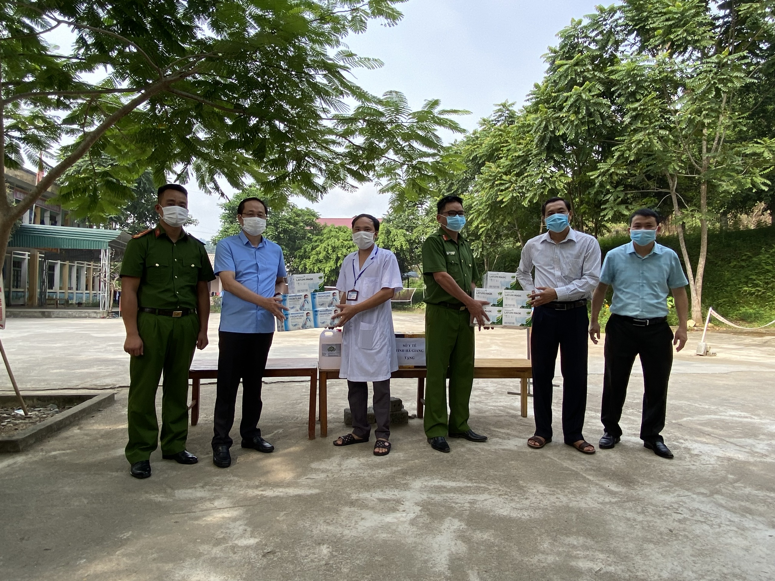 Lãnh đạo Sở Y tế và Bí thư Huyện ủy Bắc Quang tặng quà cho các lực lượng đang làm nhiệm vụ tại khu vực cách ly tập trung tại huyện