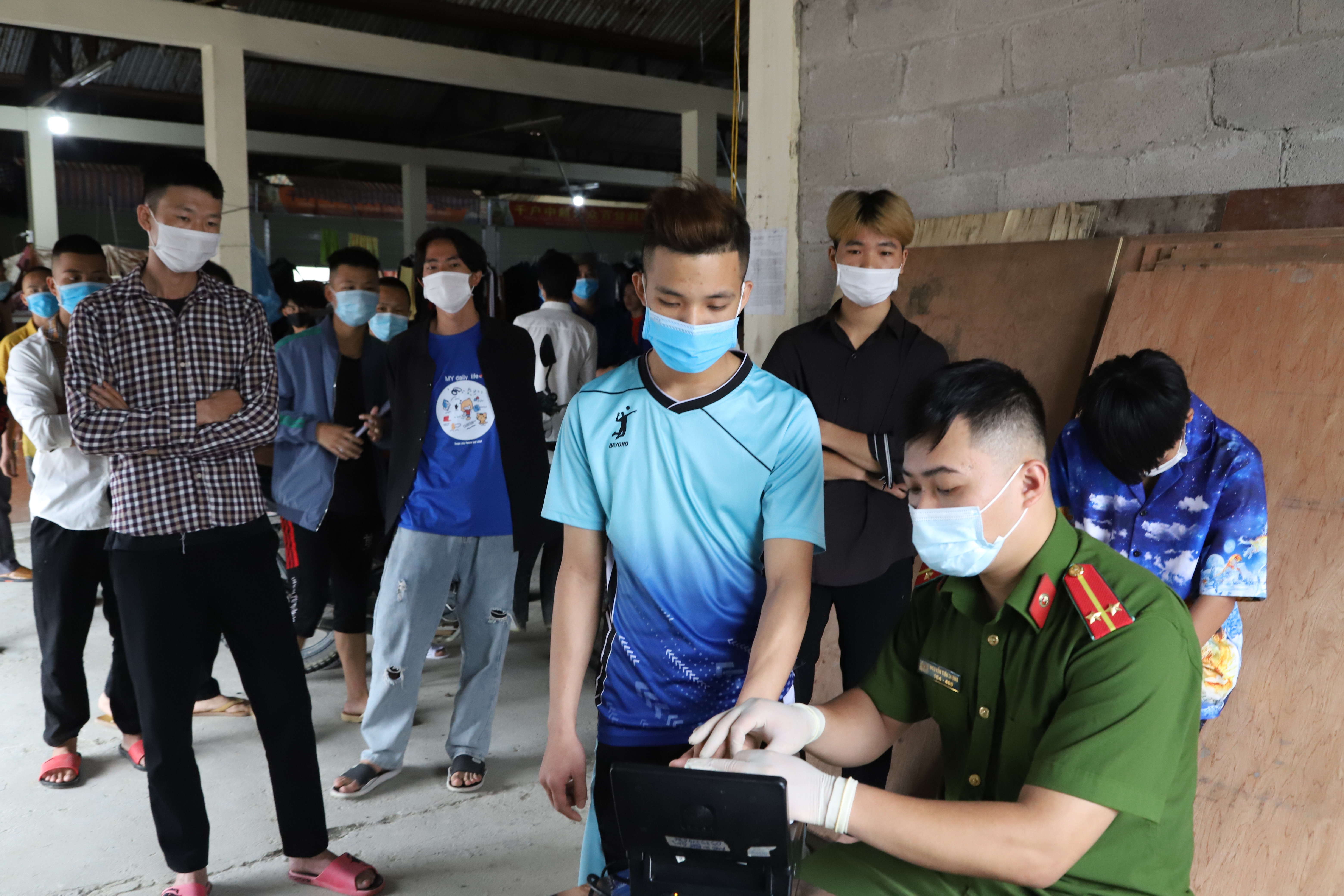 Lao động chuẩn bị hết cách ly tập trung khu vực chợ Mỏ Phàng, xã Thượng Phùng được làm CCCD theo quy định