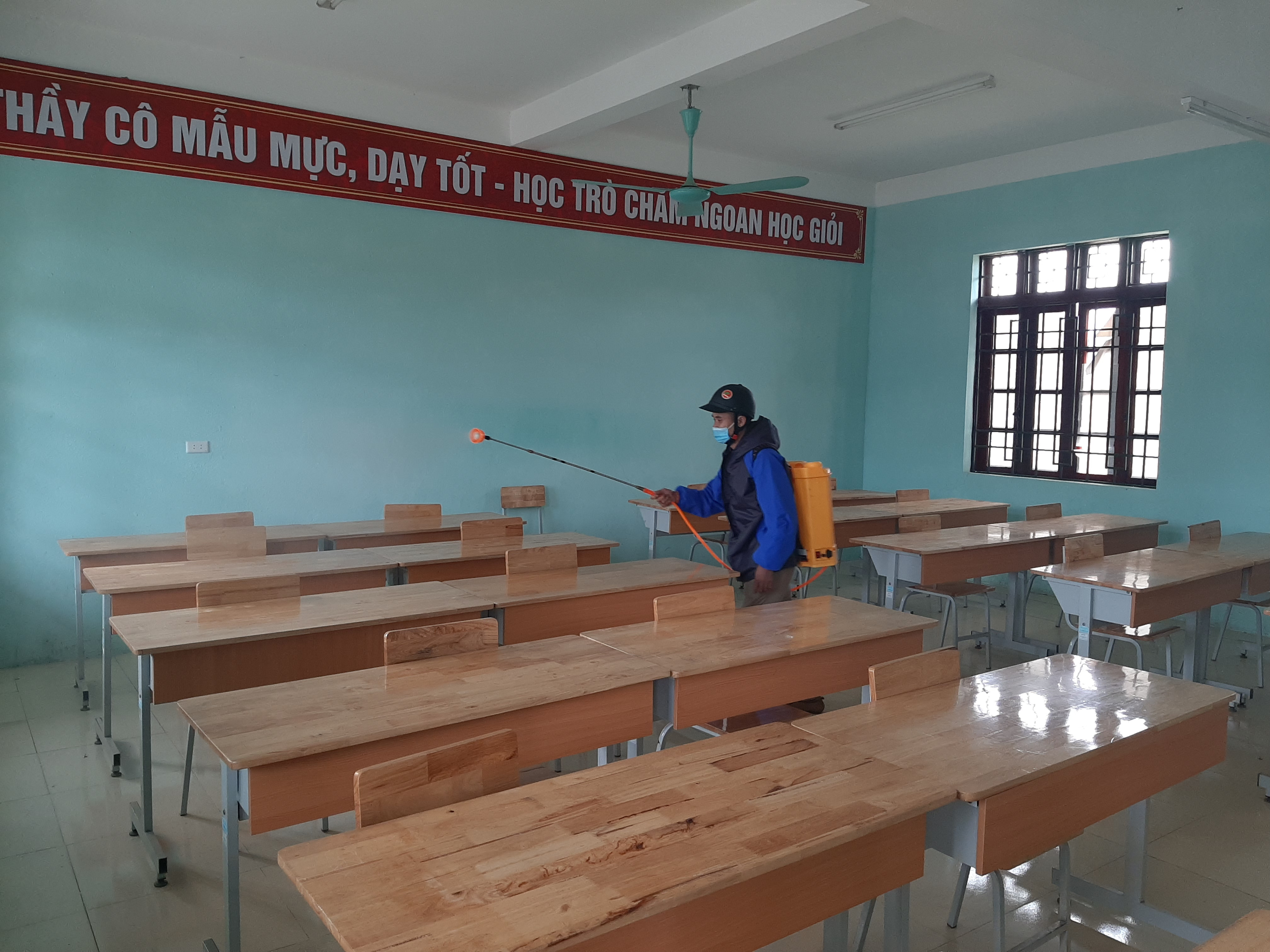 Phun khử khuẩn tại điểm thi Trường THPT Quyết Tiến huyện Quản Bạ