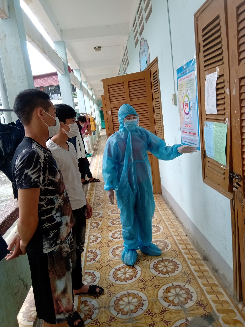 Cán bộ y tế phổ biến nội quy tại khu cách ly tập trung