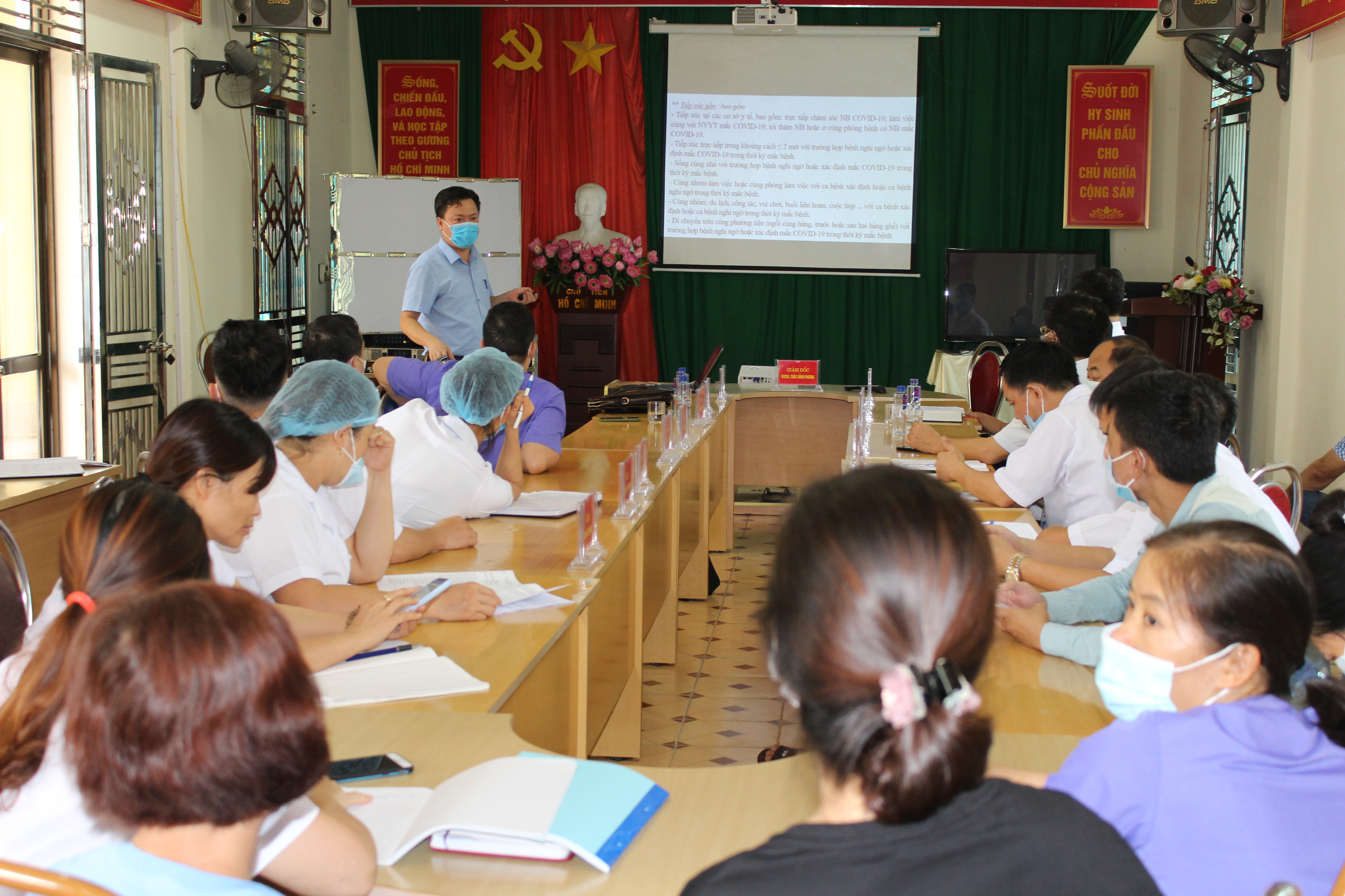 Ths. Bs. Đỗ Văn Nghĩa, Trưởng khoa Truyền nhiễm BVĐK tỉnh chia sẻ tại lớp tập huấn