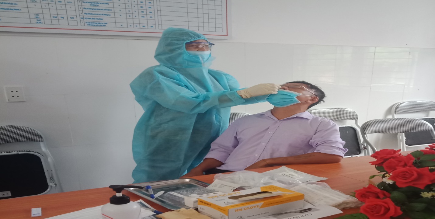 Thực hành hướng dẫn lấy mẫu xét nghiệm COVID-19 tại lớp tập huấn