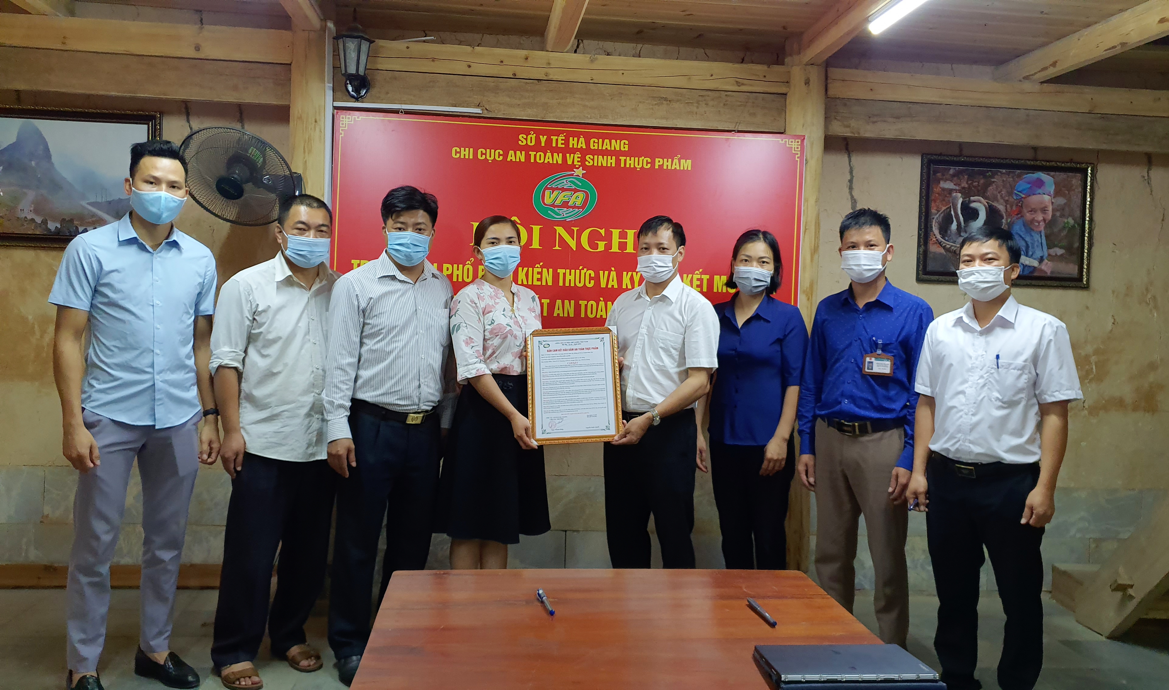 Trao Bản cam kết đảm bảo ATTP cho hộ kinh doanh